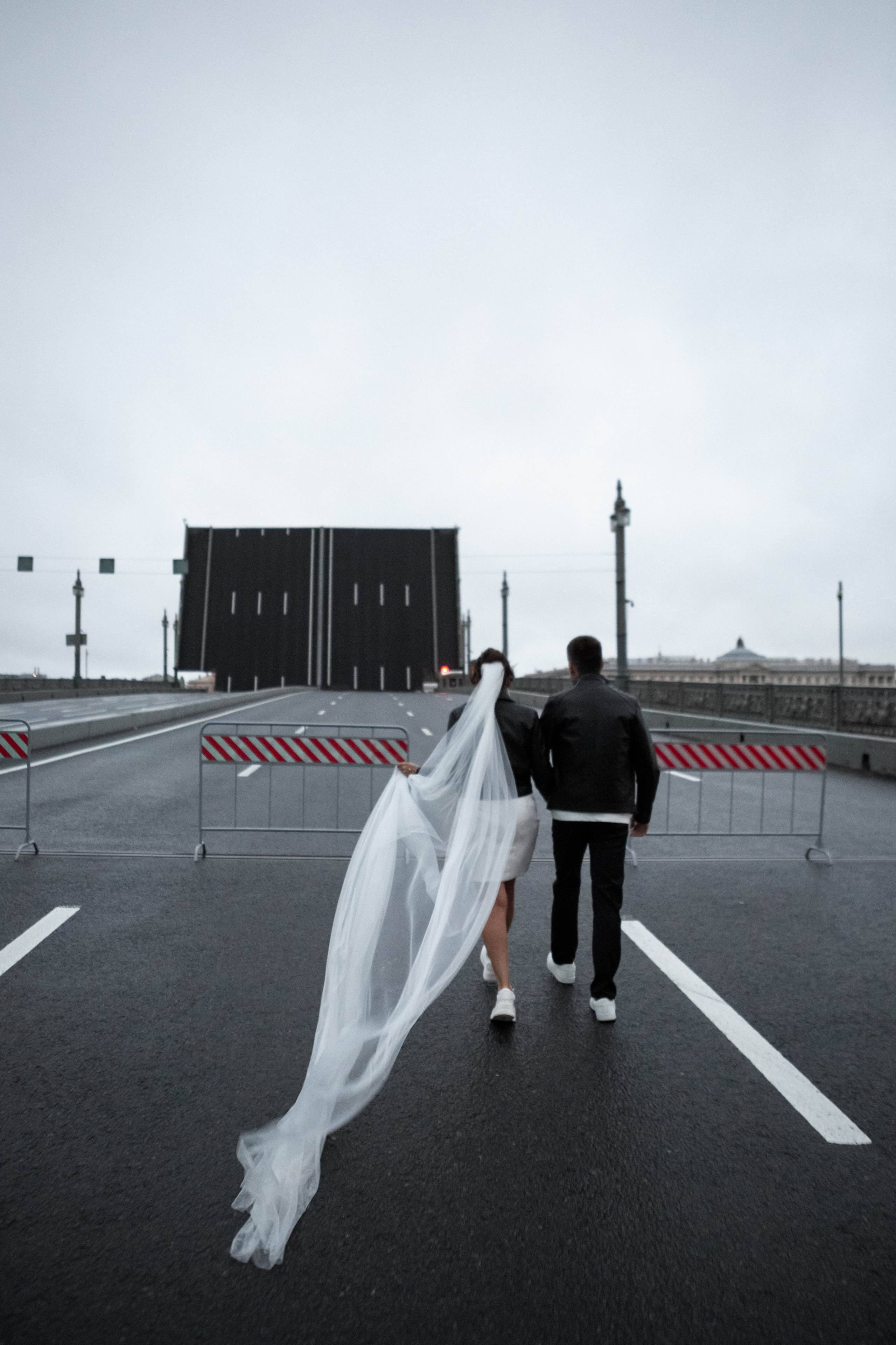 Свадебная фотопрогулка в ночном Петербурге