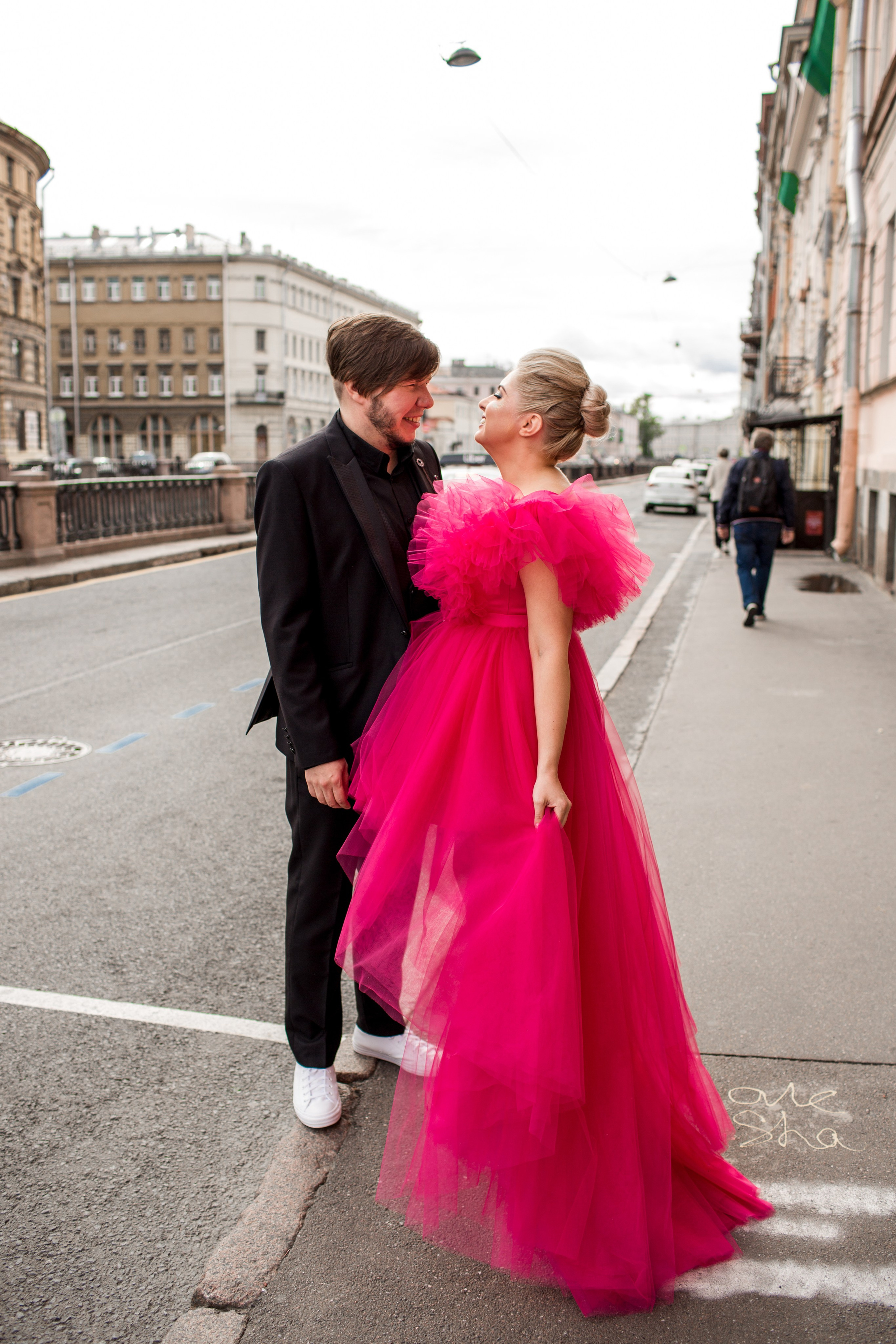 Эмоциональный кадр в свадебной фотосессии: жених и невеста в ярком образе