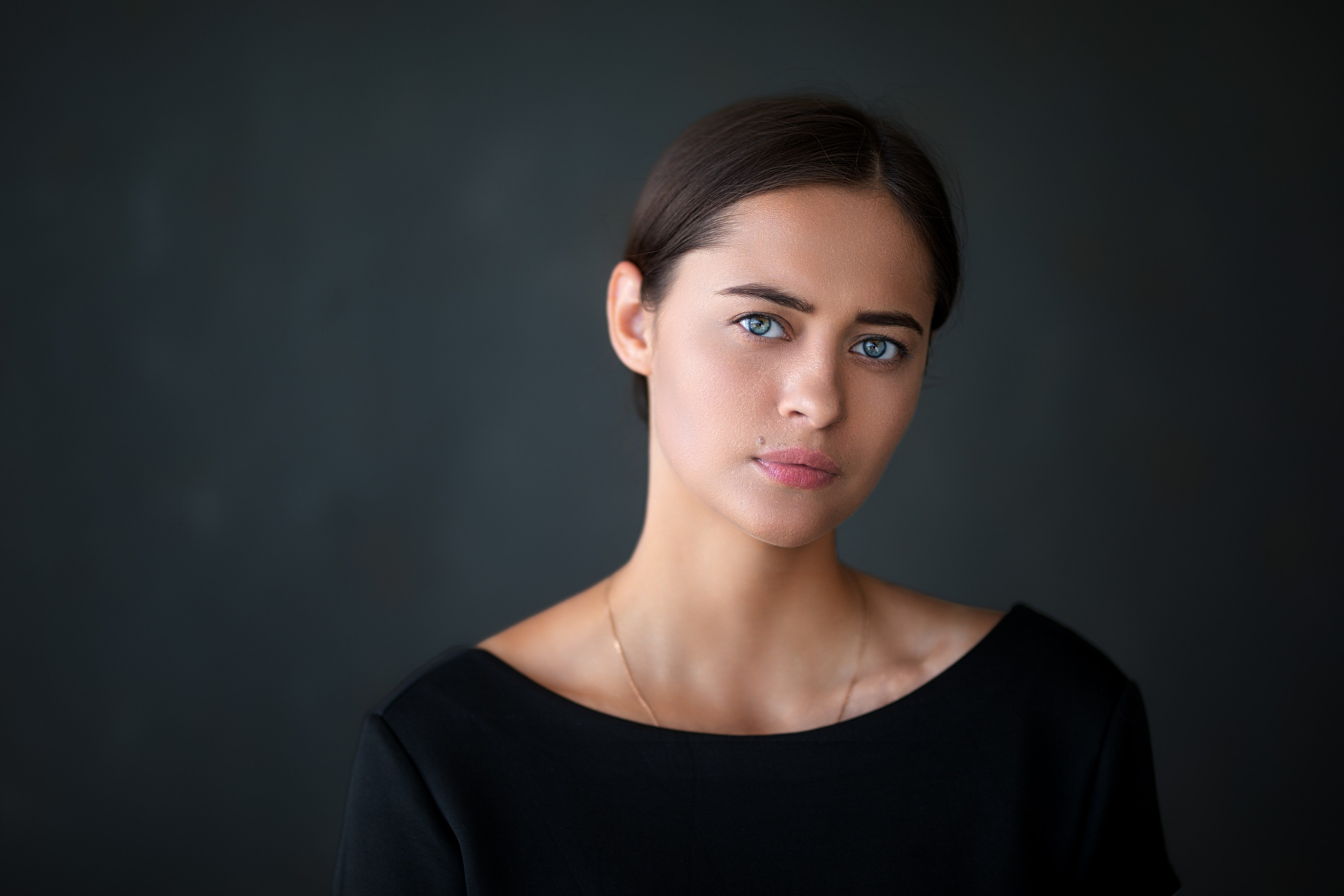 Съемка с Ольгой в студии с минимальным интерьером в формате для «себя»