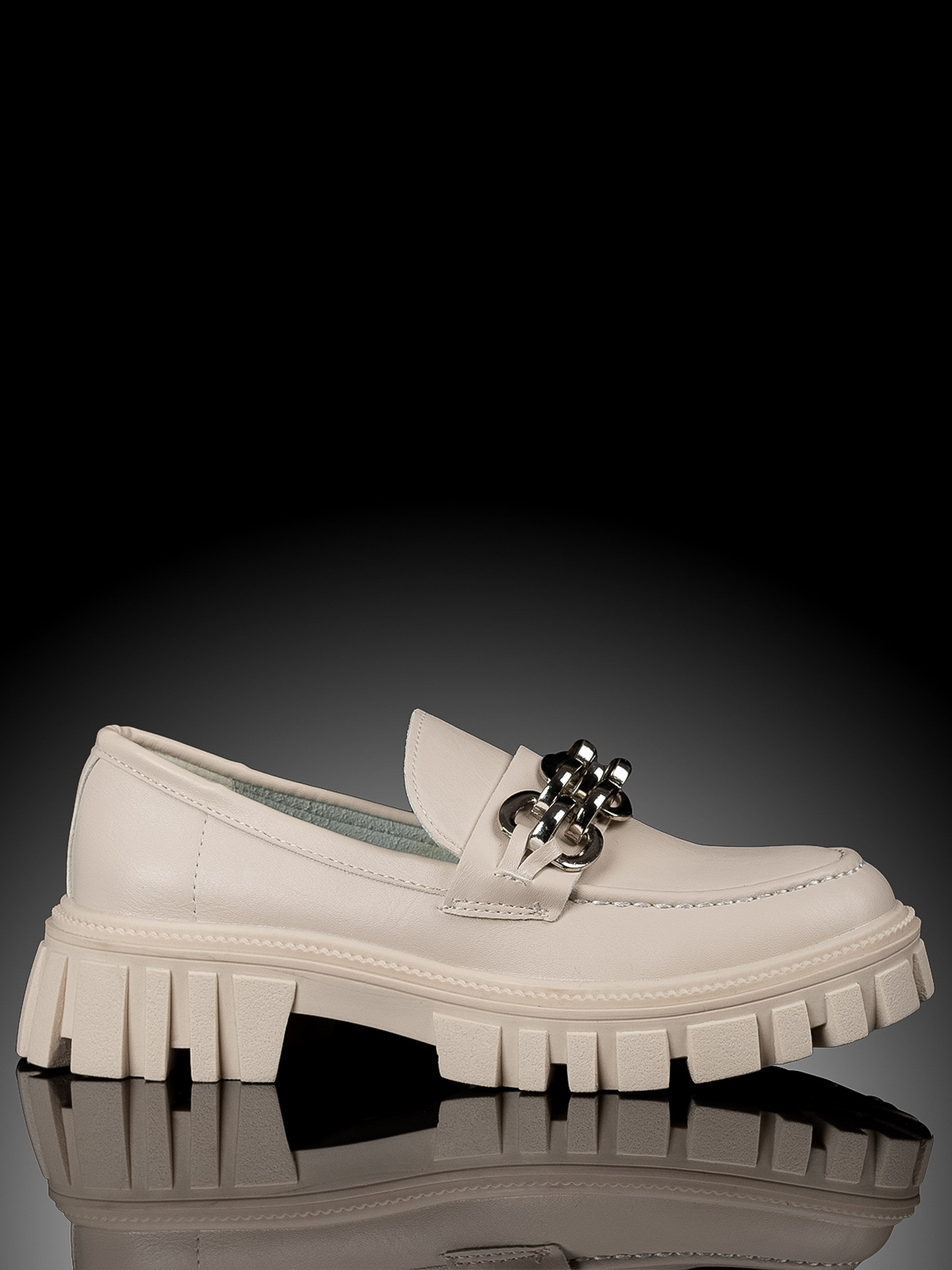 Женский лофер на черном фоне с отражением