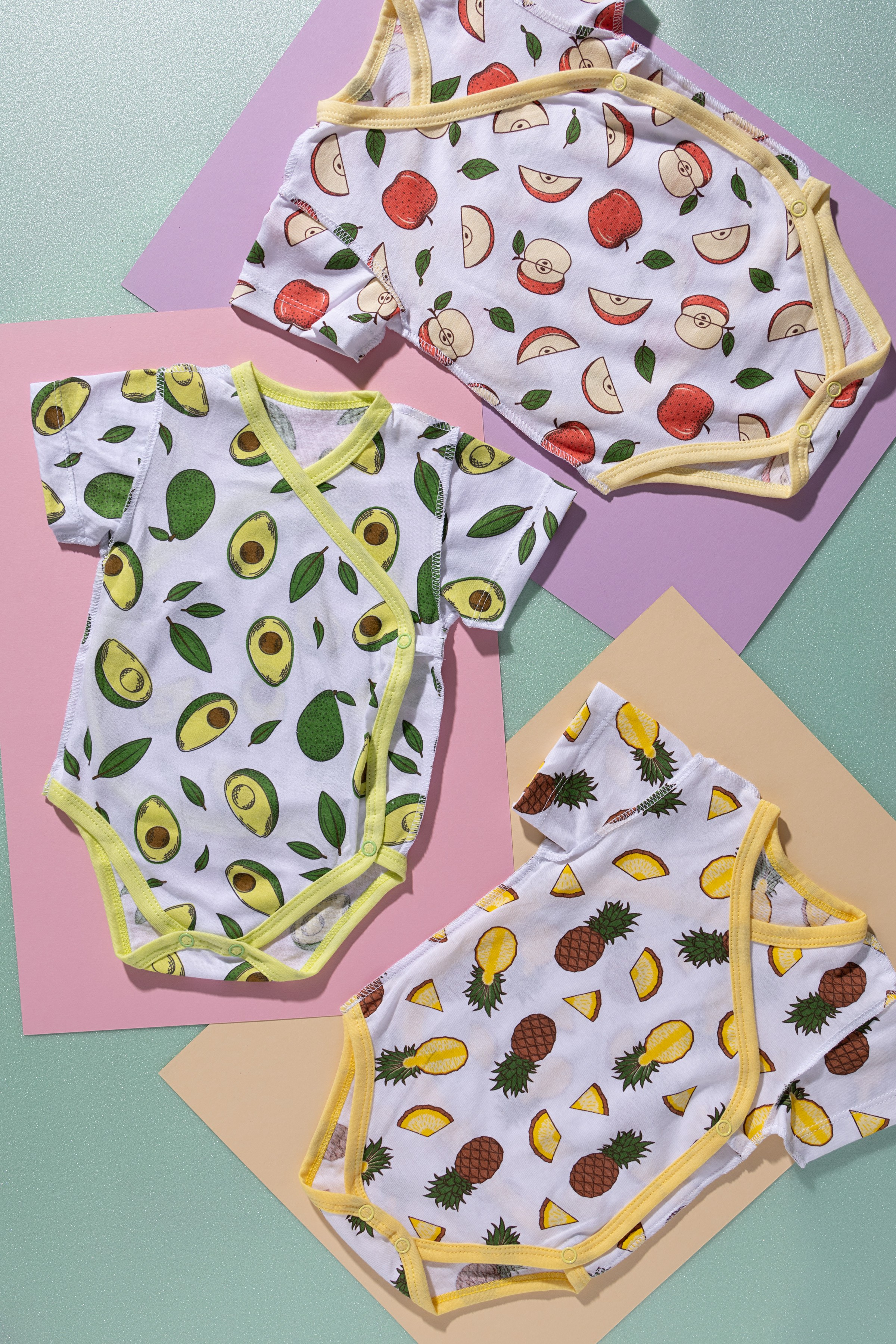 Бодики с принтом фрукты для новорожденных в композиции | Фото для сайта производителя