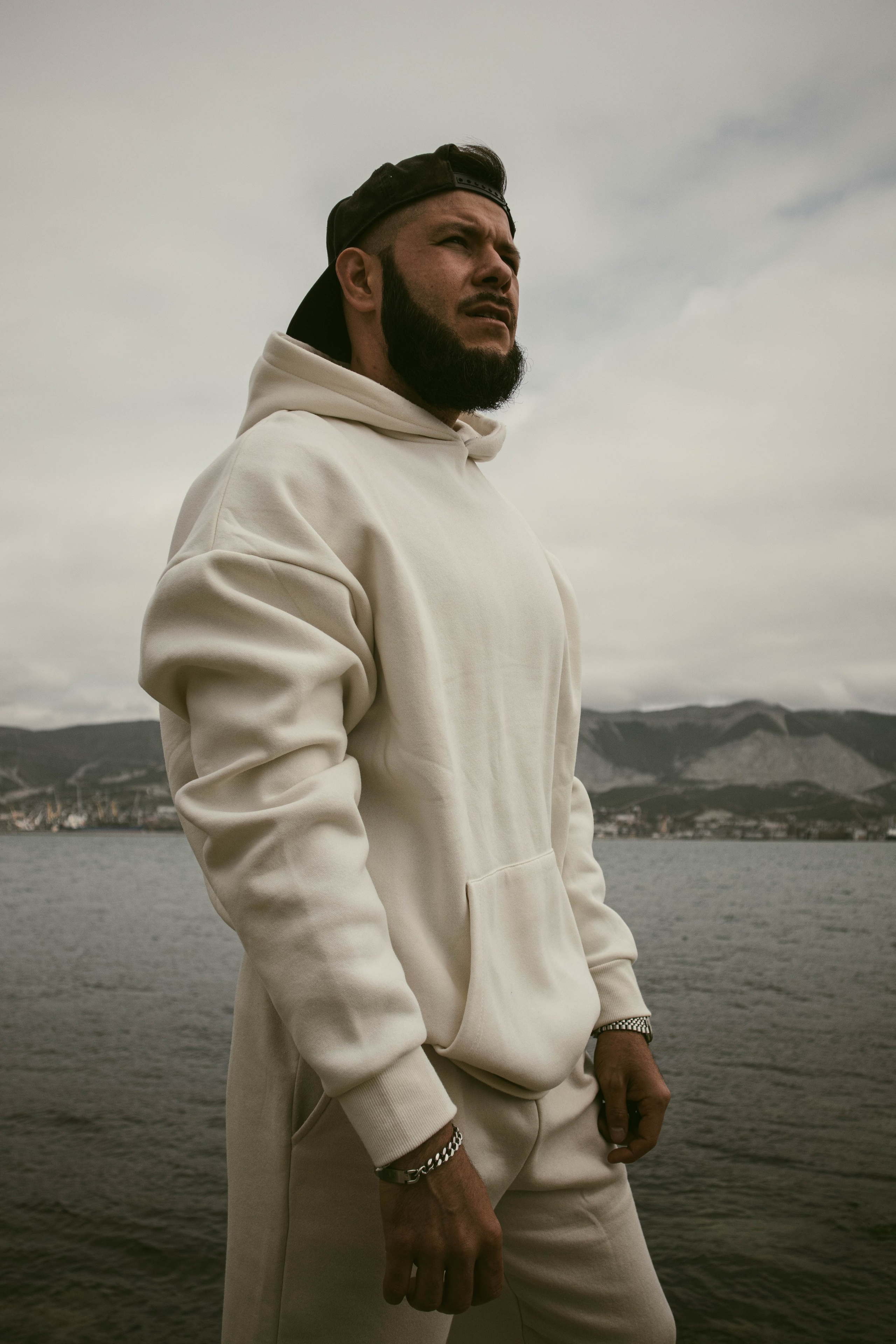 О. Уличный фотограф Города N