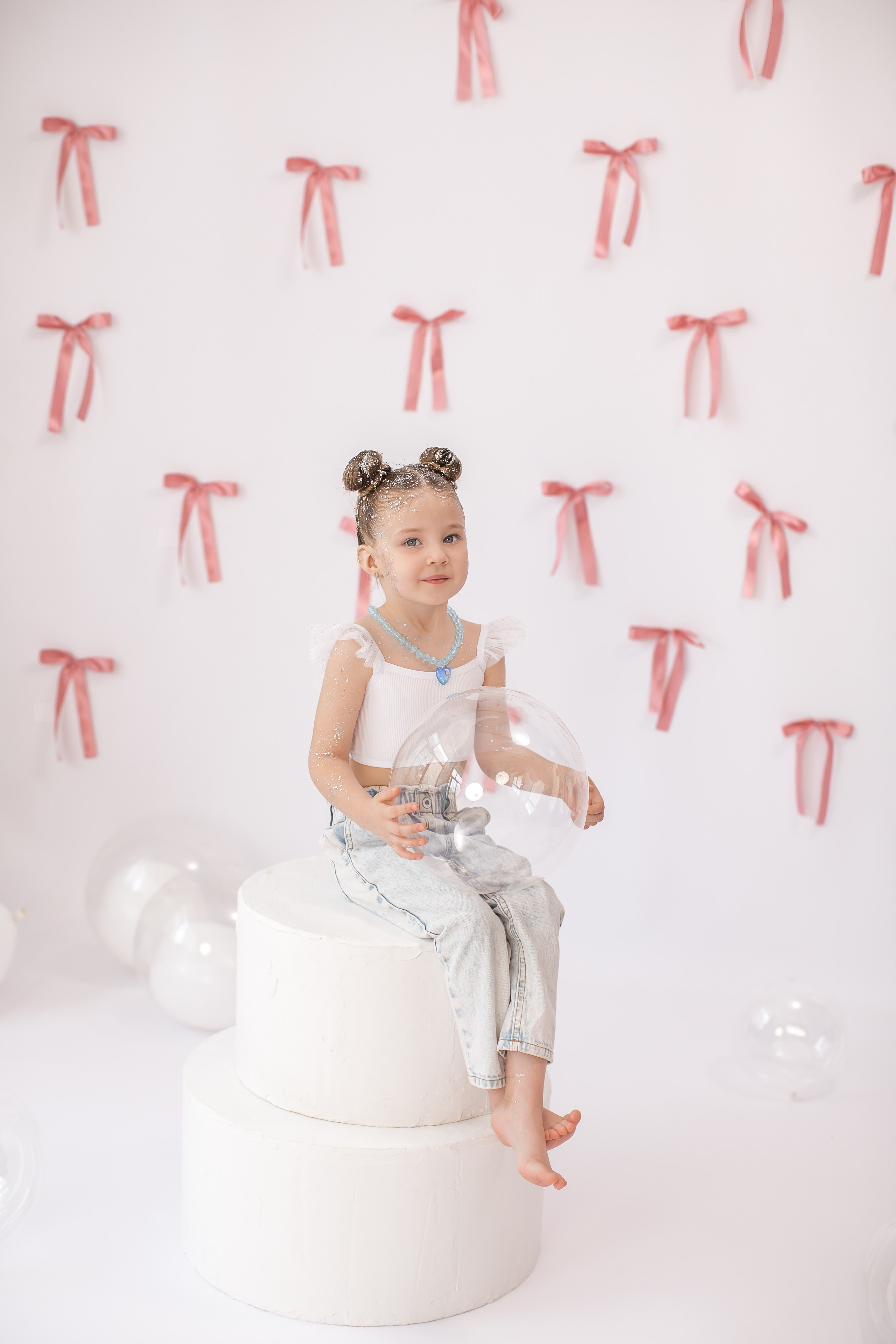 День рождение от 4 до 18 лет (на белом фоне). Детский семейный фотограф на первый годик город Новосибирск Дымова Светлана пакеты всё включено 1-3 года