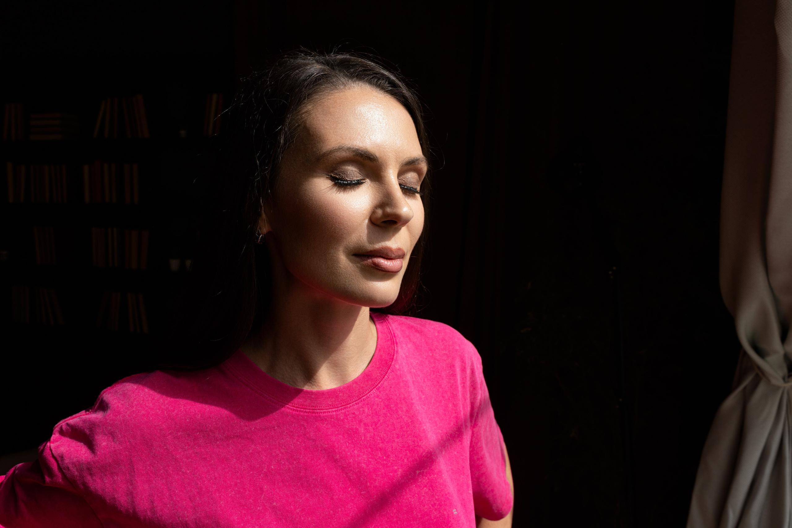 Контент съемка в студии с интерьером с Оксаной — специалиста по грудному вскармливанию для контента. Дмитрий Шульгин, портретный фотограф в Воронеже