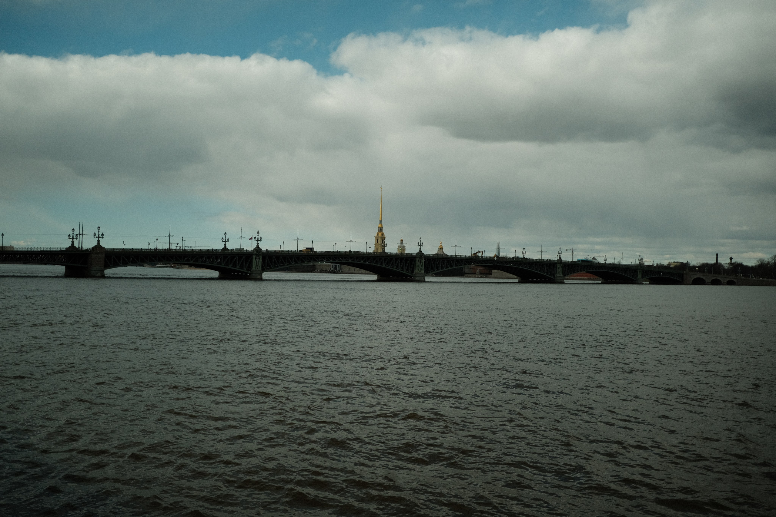 Вид на Троицкий мост с Дворцовой набережной. Апрель 2025