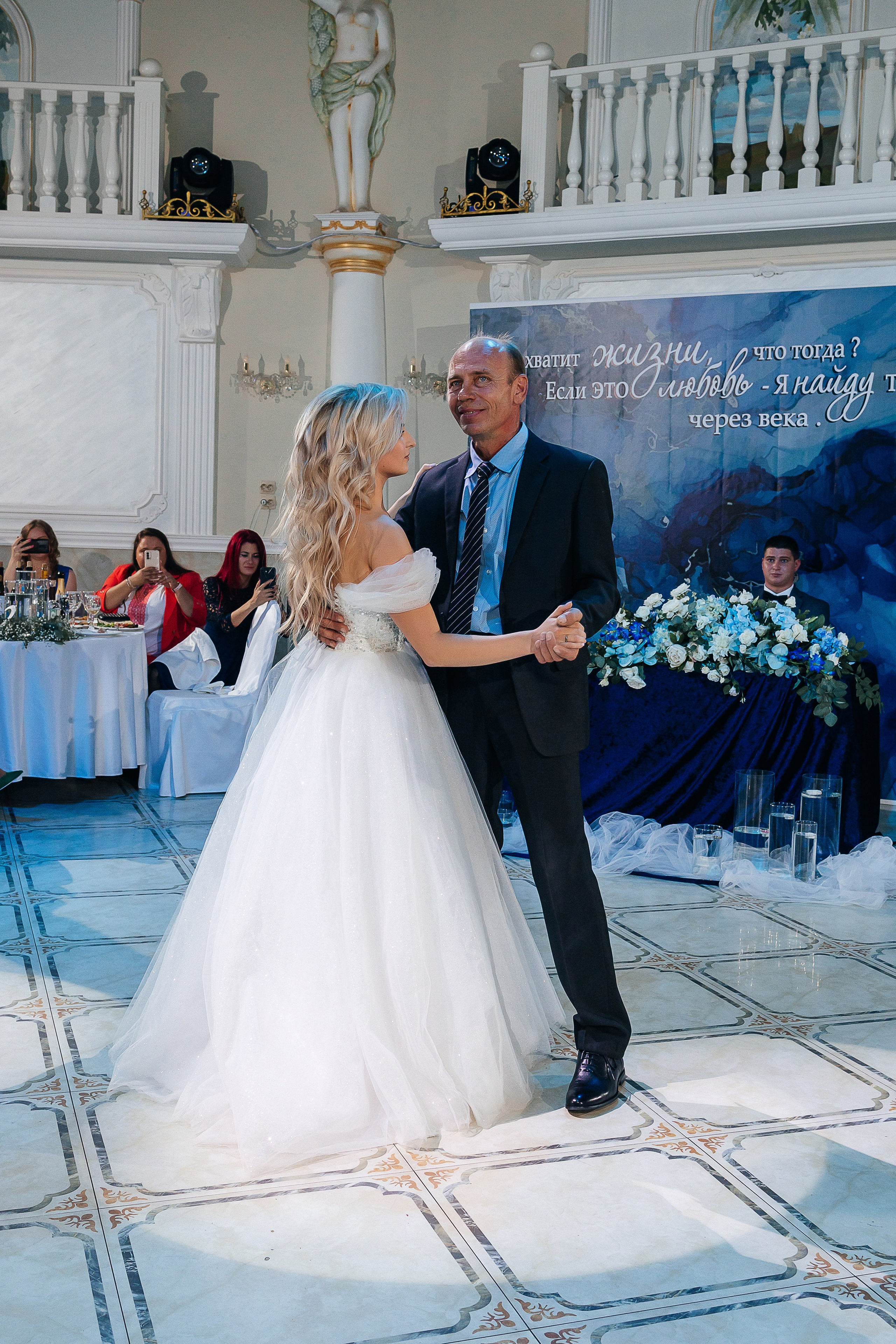 Стильная фотосессия пары в интерьерах ресторана. Олег Сверчков | Свадебный фотограф Вологда