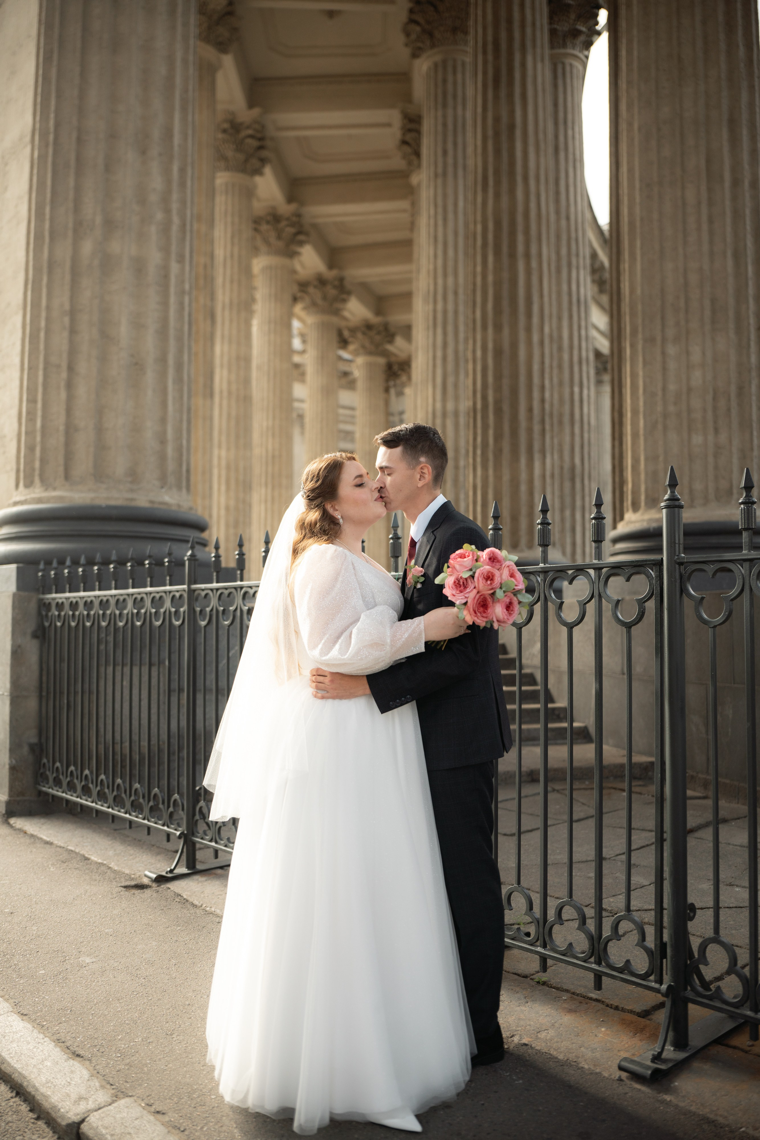 Красивые места для свадебной фотосессии летом в Санкт-Петербурге. Свадебный фотограф Александр Невский в Санкт-Петербурге