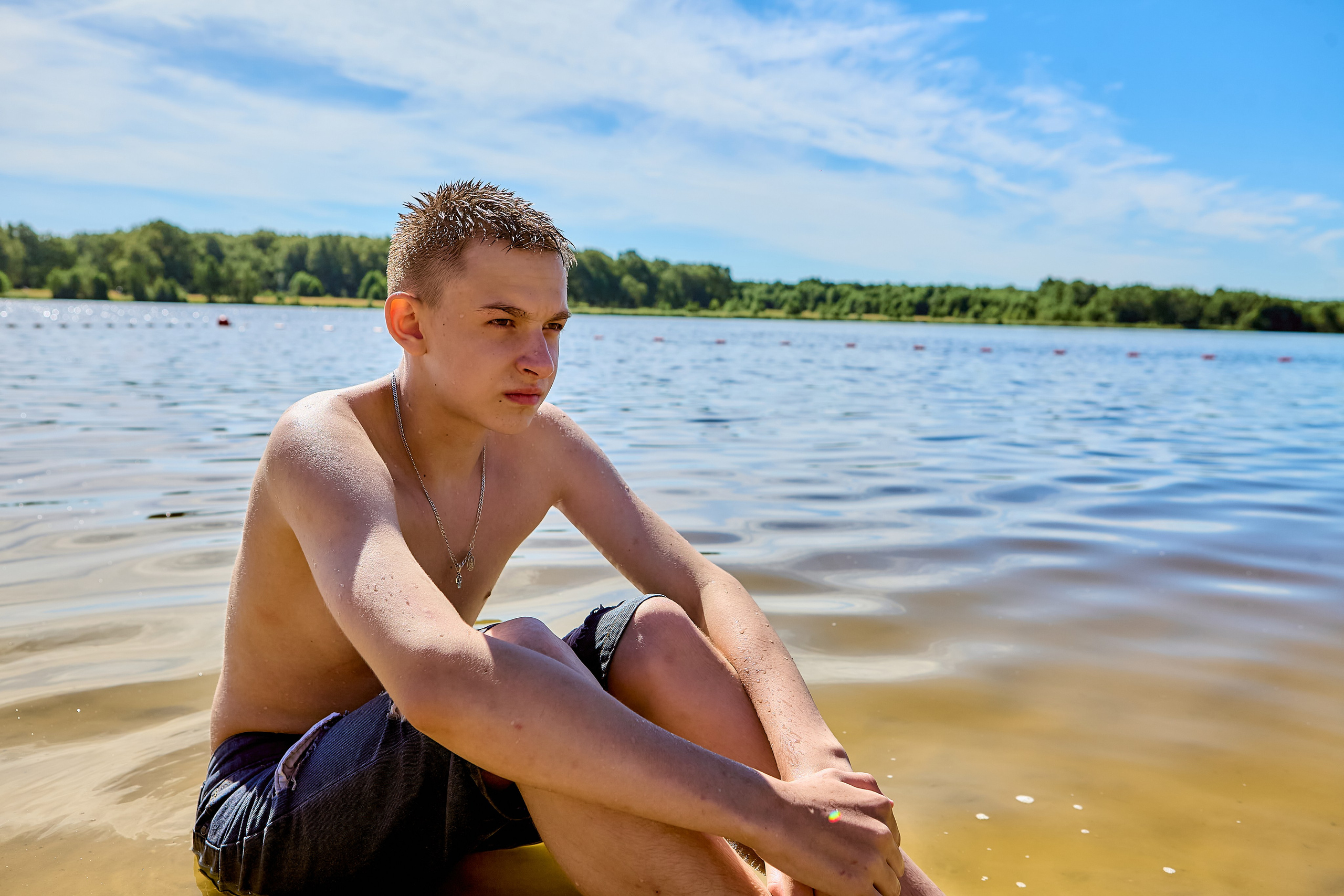 Семейная прогулка летом на озере