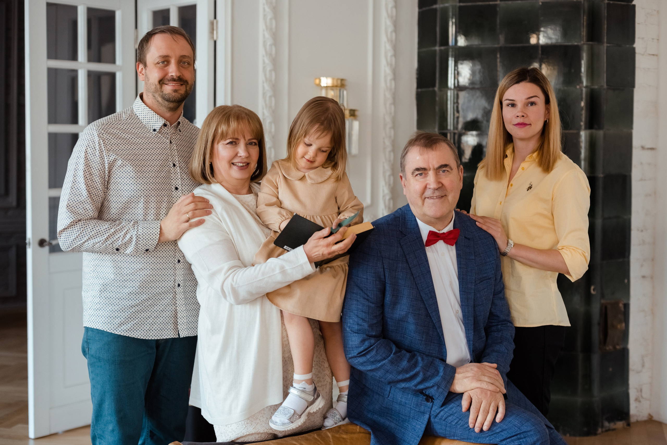 Фотосессия большой семьи в студии в Санкт-Петербурге. Фотограф Юлия Кондратьева