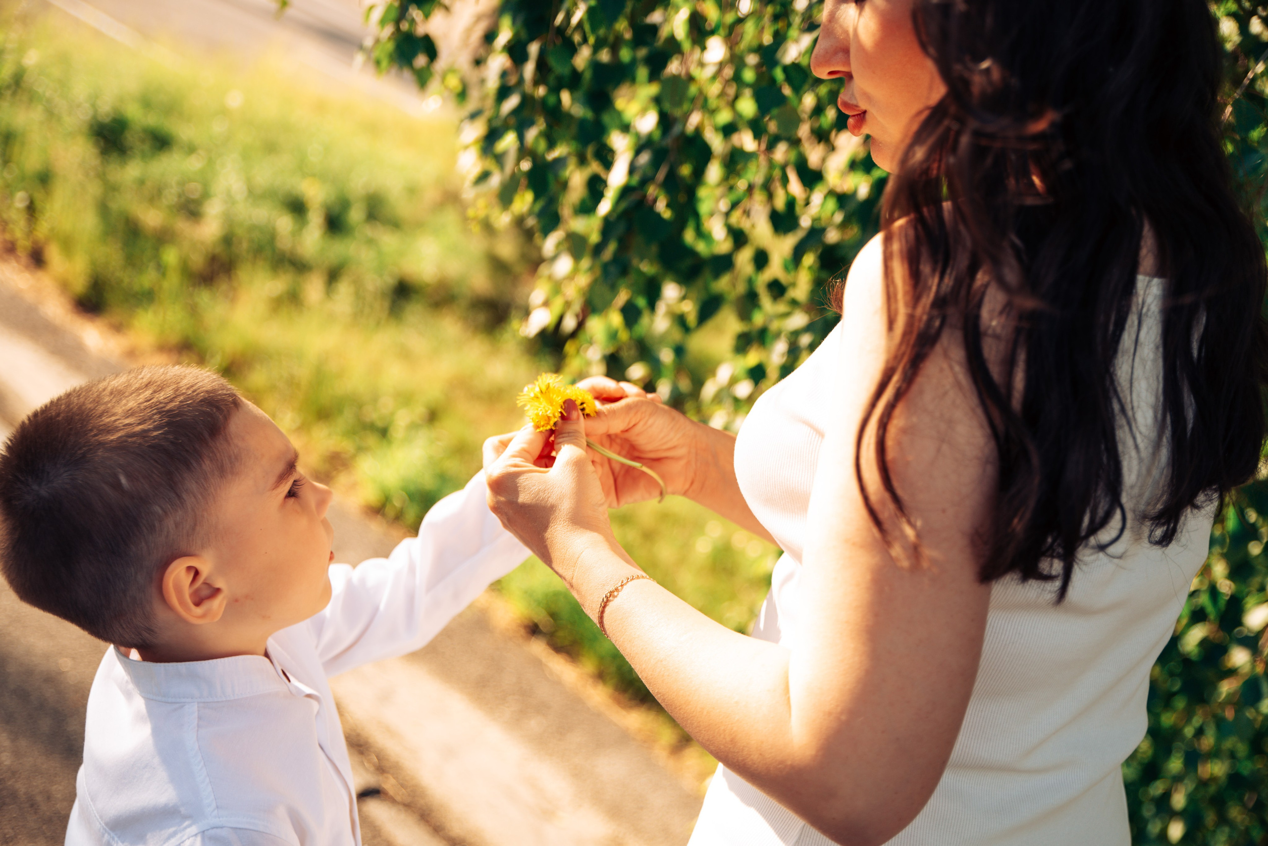 Семейная прогулка летом на берегу озера по пляжу