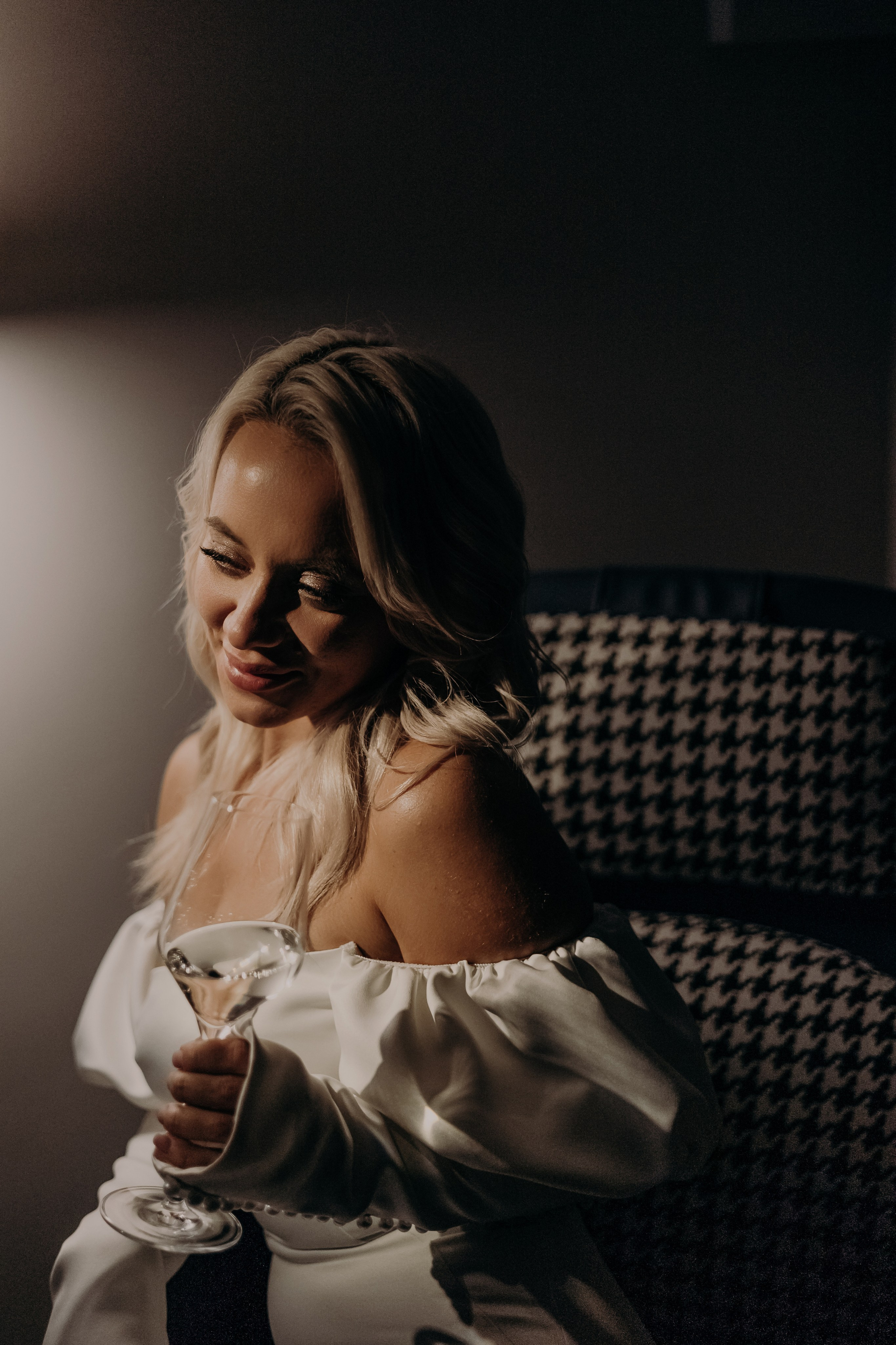 Александр и Елена (сборы, ресторан). Фотограф свадебный семейный в Красноярске Шукшина Наталья