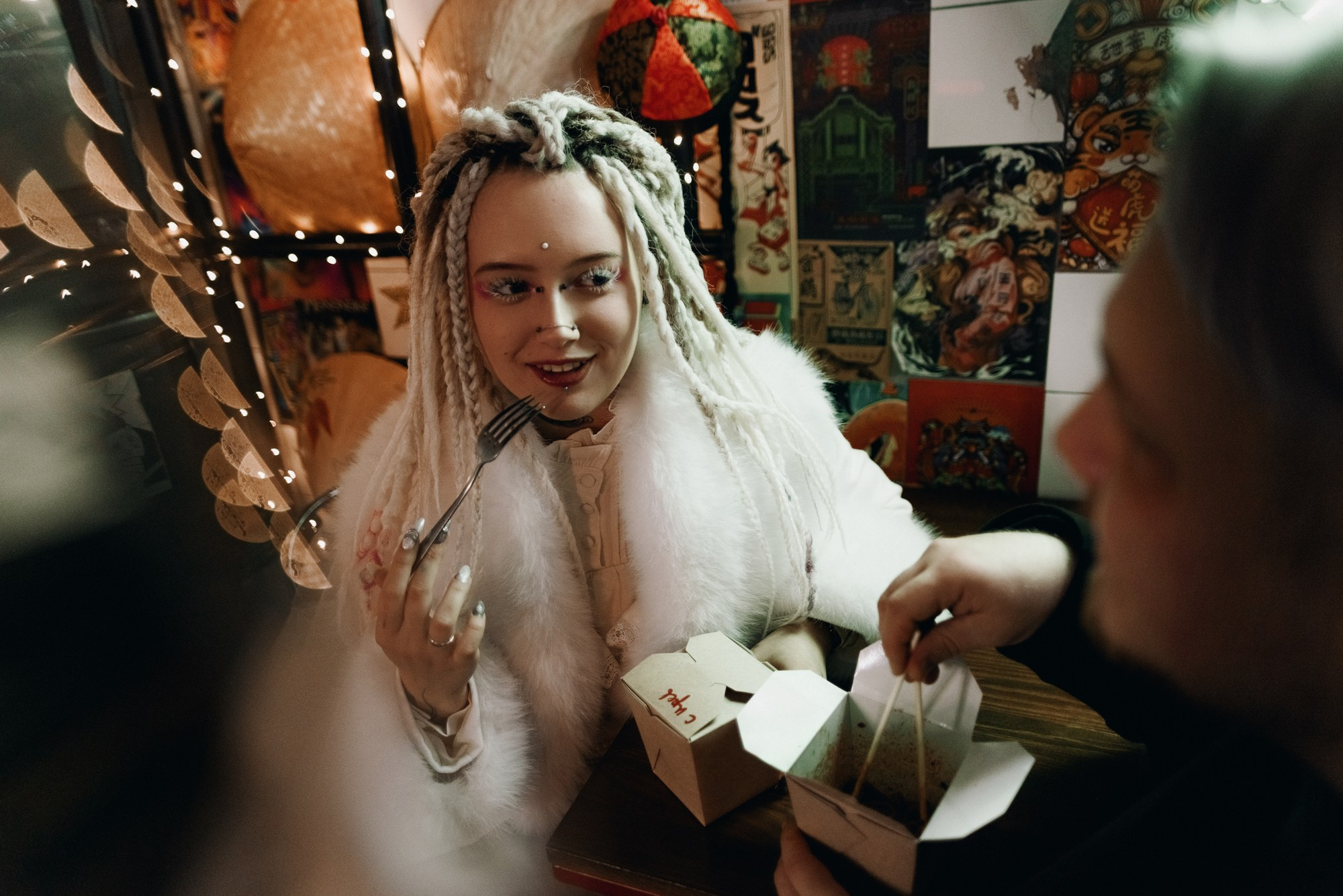 Стильная невеста Стася с палочками в азиатском кафе, свадебный завтрак