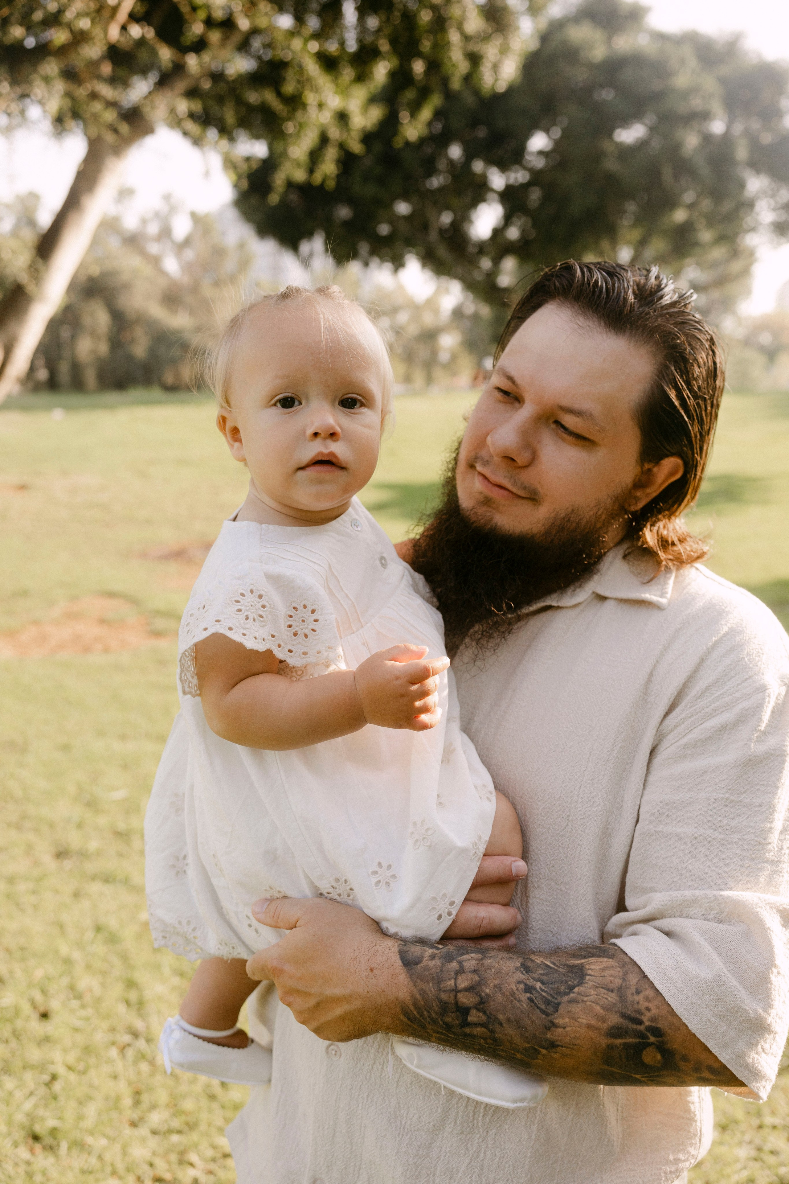 First year photoshoot inside the park (sunset). Wedding and family photographer