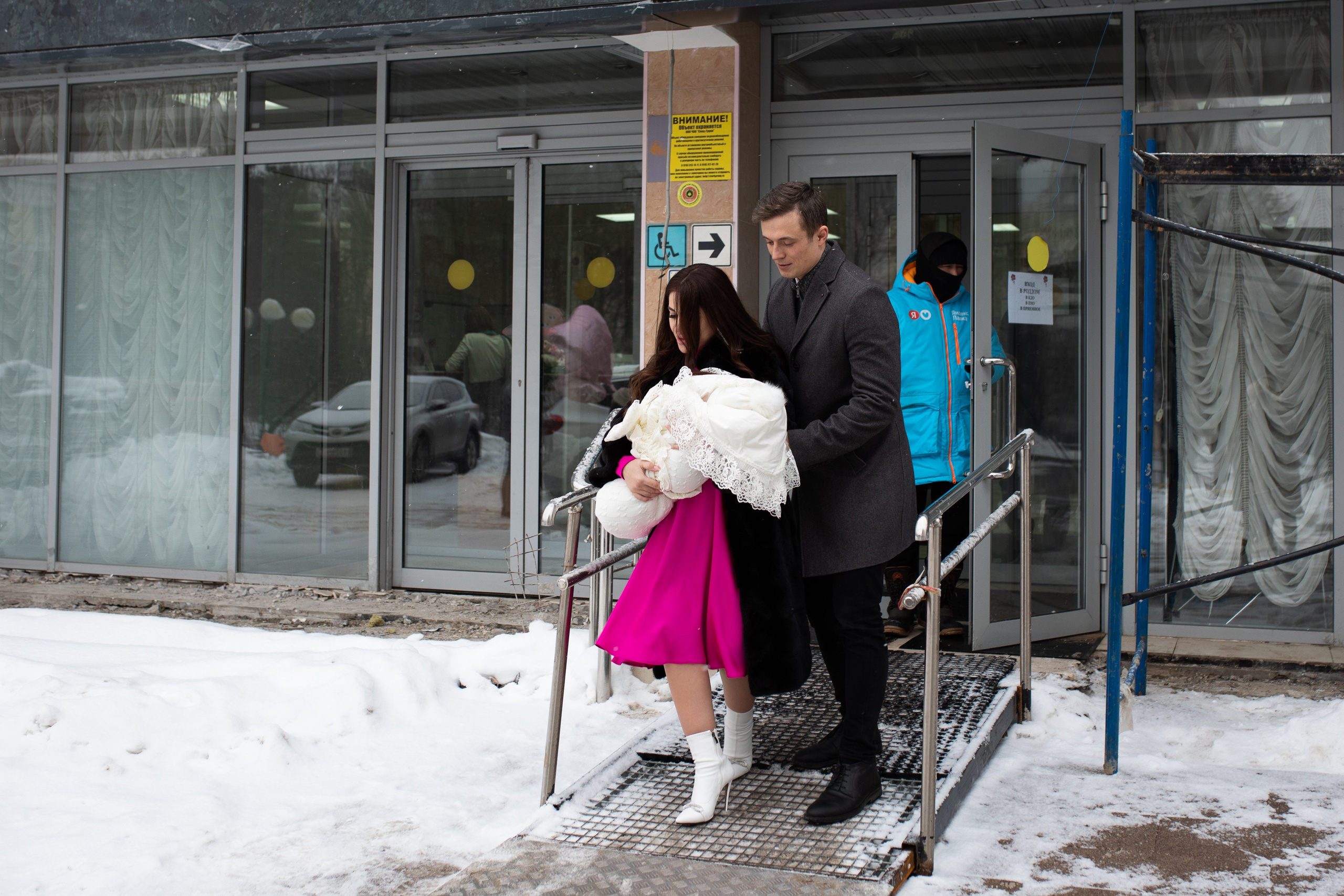 Выписка из роддома. ФОТОГРАФ НА ГОДИК, БЕРЕМЕННОСТИ, НОВОРОЖДЕННЫХ, КРЕЩЕНИЯ МОСКВА