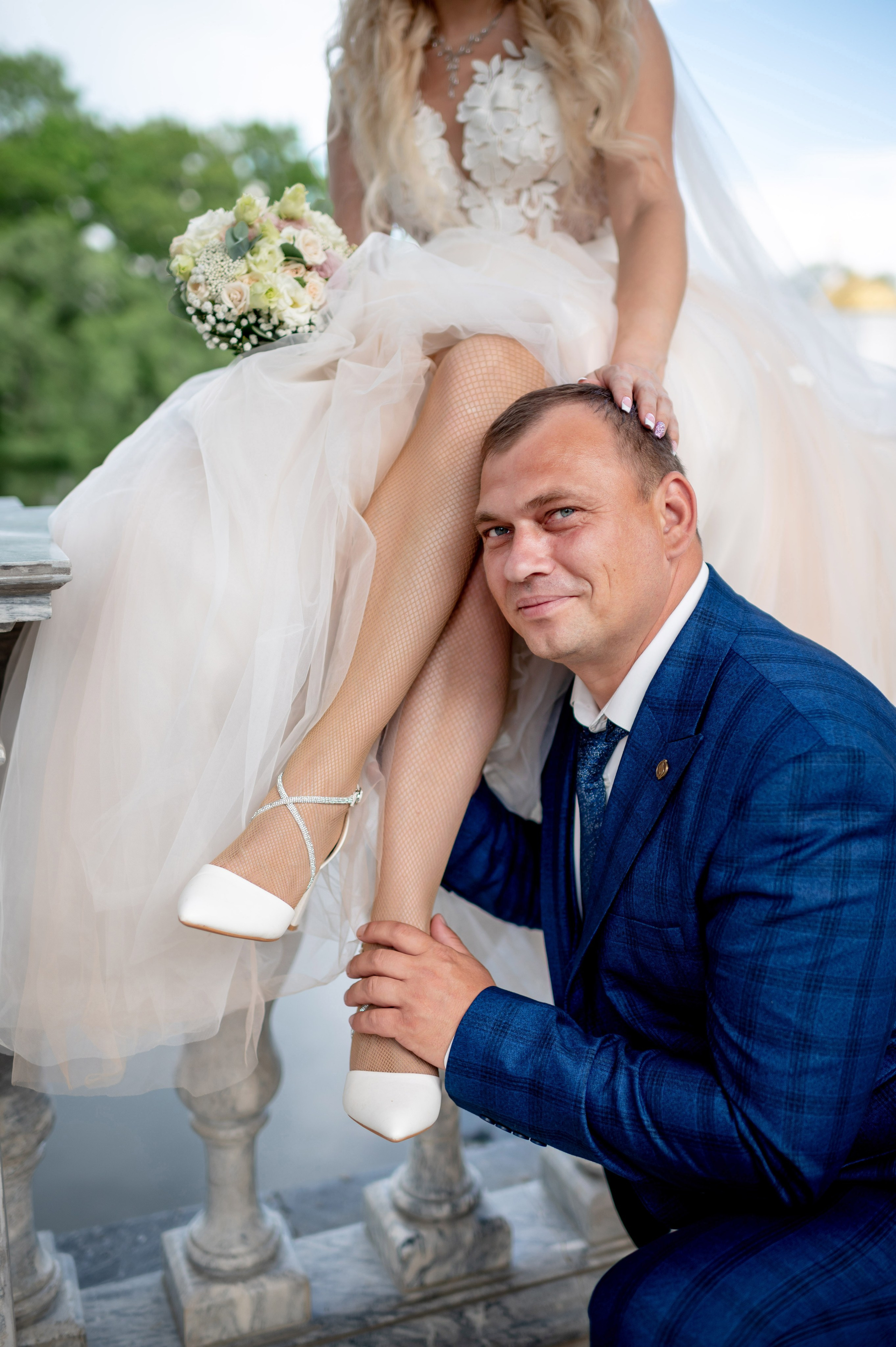 Евгения (фотосессия с малиновым chevrolet camaro, в сирени в Пушкине в Екатерининском парке). Портретный, семейный и свадебный фотограф в Санкт-Петербурге и в Пушкине Ширяев Денис