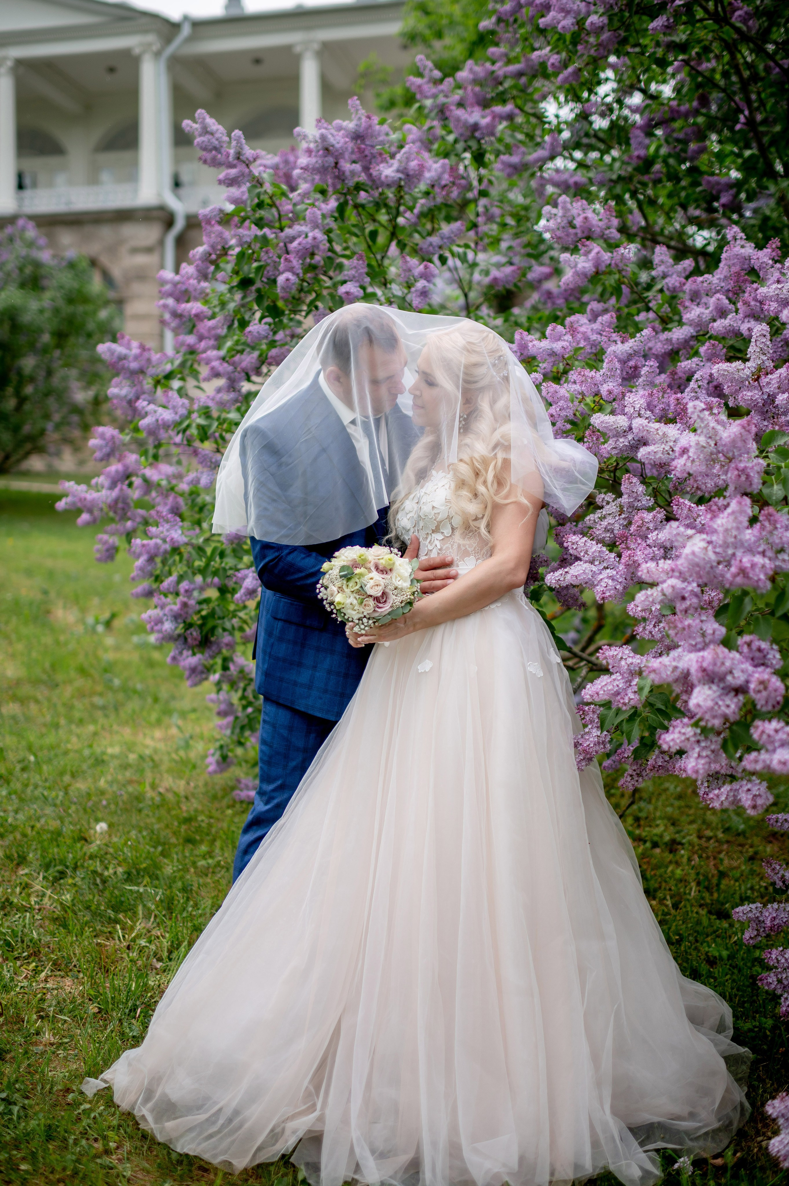 Евгения (фотосессия с малиновым chevrolet camaro, в сирени в Пушкине в Екатерининском парке). Портретный, семейный и свадебный фотограф в Санкт-Петербурге и в Пушкине Ширяев Денис