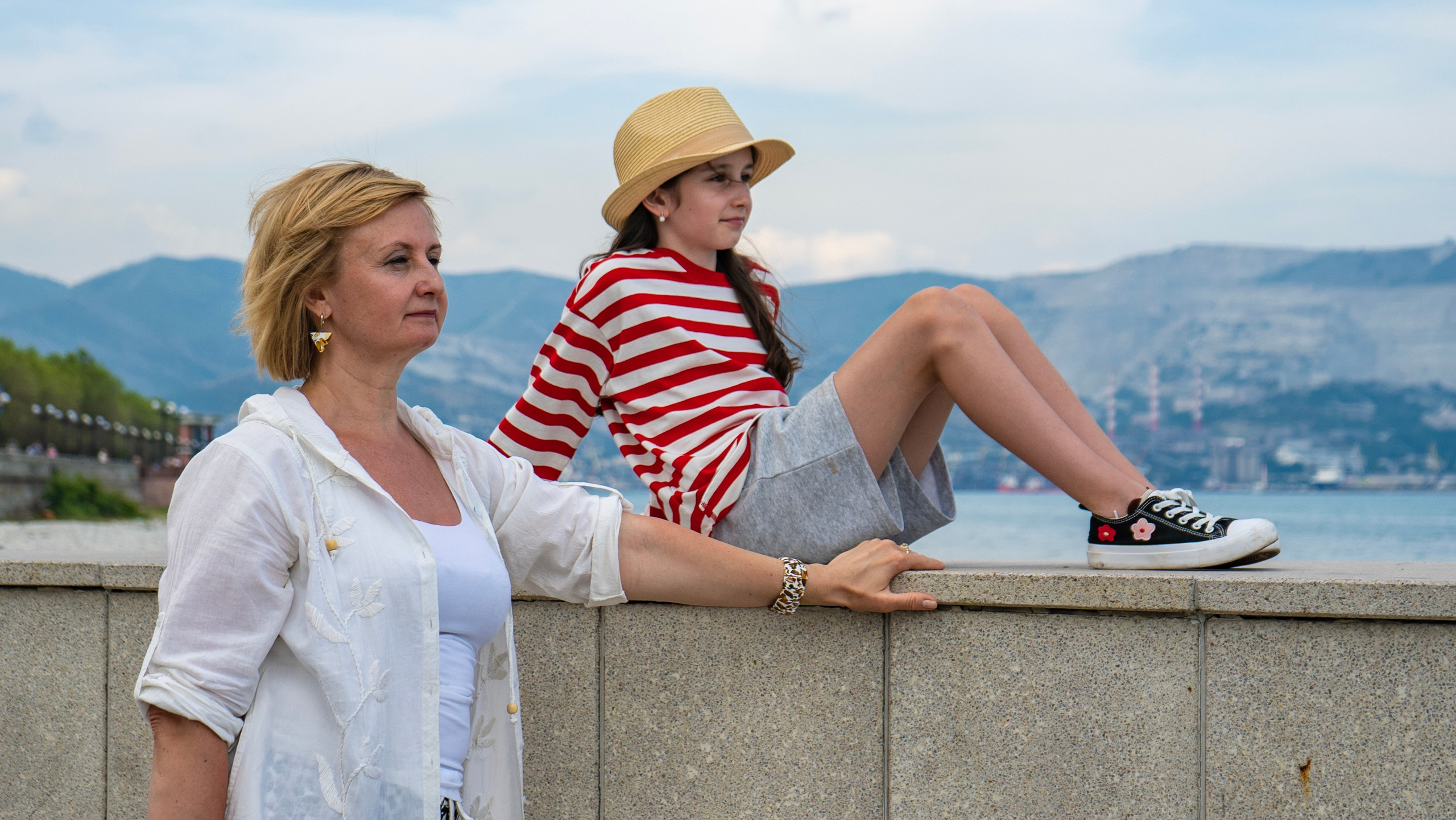 Съемка в центре Новороссийска. Семейный и детский фотограф Екатерина Черняева. Снимаю портреты, love story, фотопрогулки, работаю на улице, в кафе, студии, дома у клиента