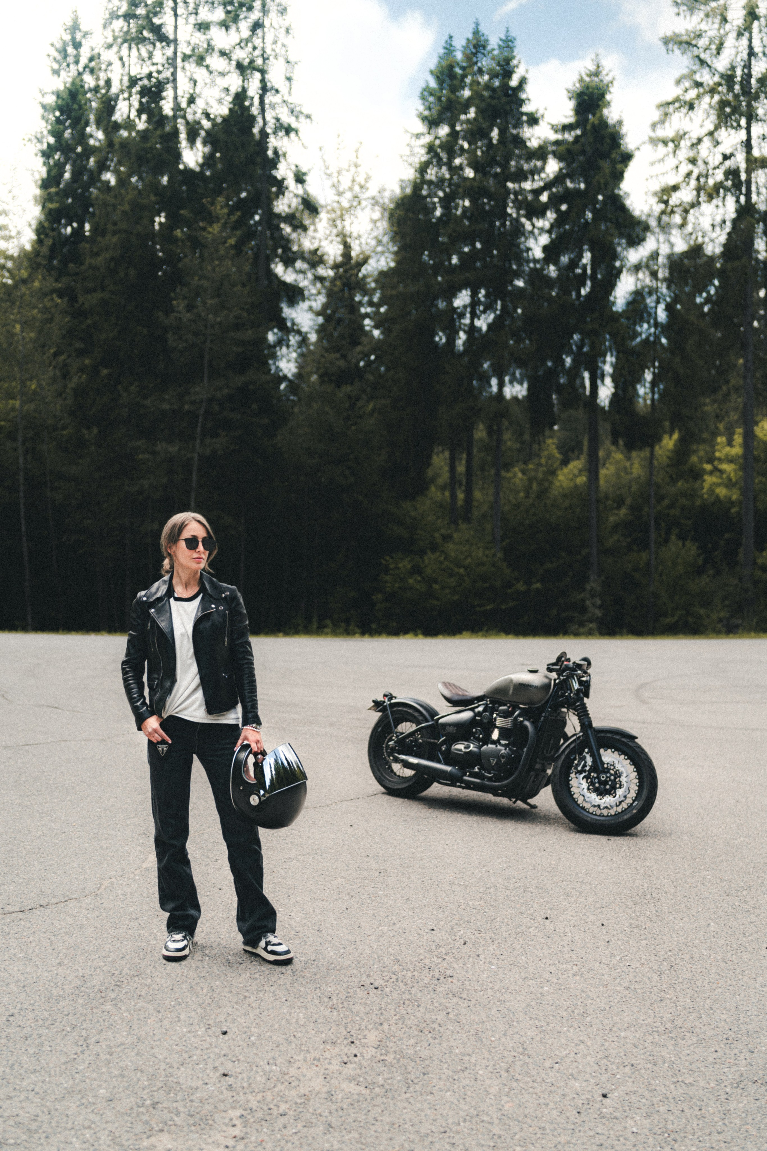 Портретная фотосессия с мотоциклом Triumph Bobber 1200. Фотограф Илья К. в Москве