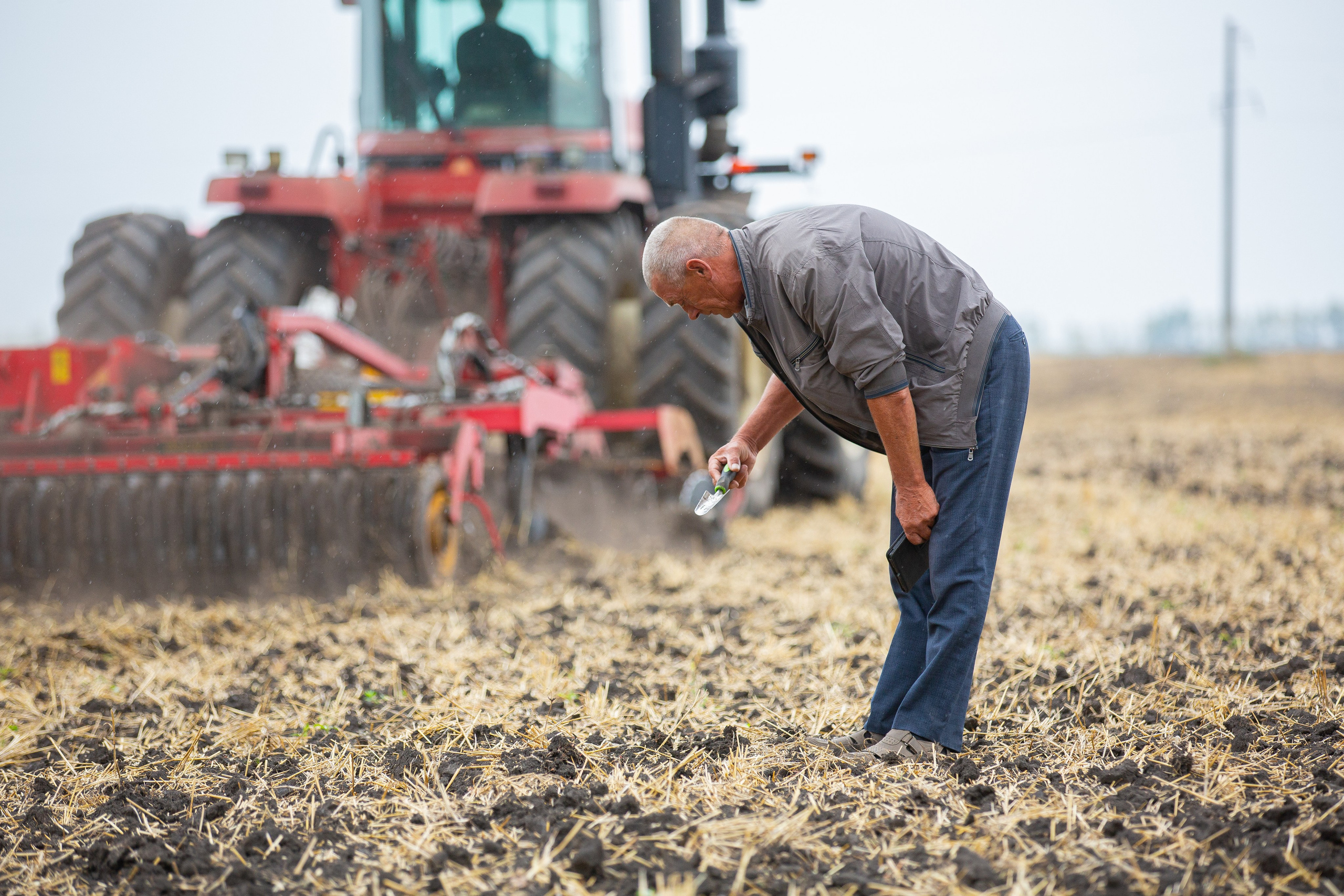 Агроном проводить пробу качества пашни