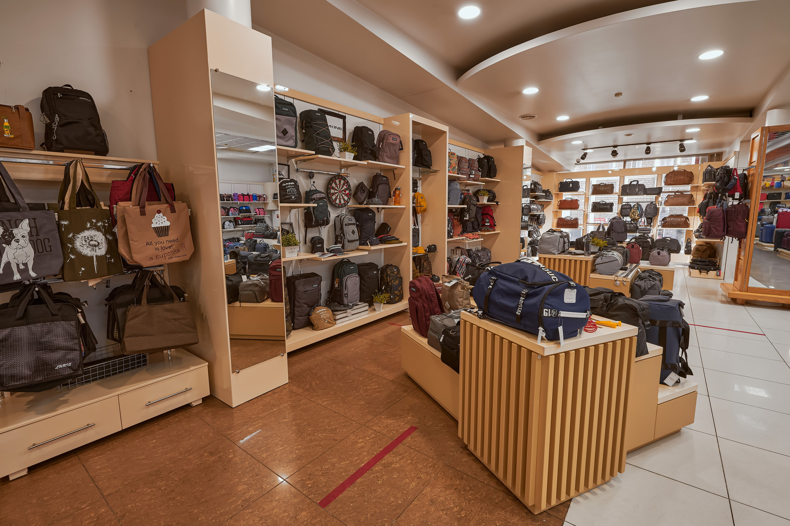 Портфолио по интерьерной и экстерьерной фотосъёмки: Мир Сумок — Правый берег. Фотограф Яковлев Роман — Красноярск