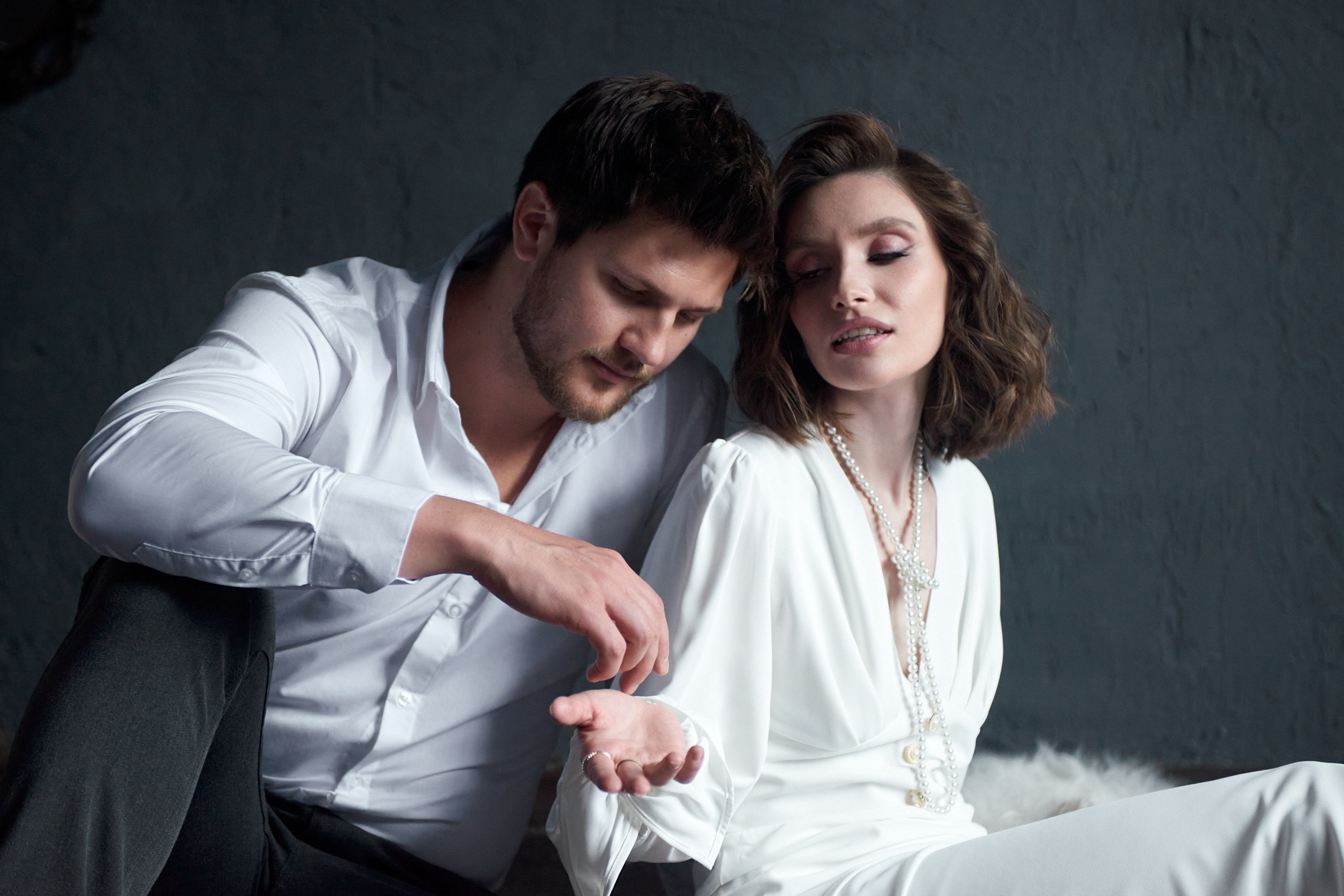 Свадебная фотосессия с борзыми в фотостудии