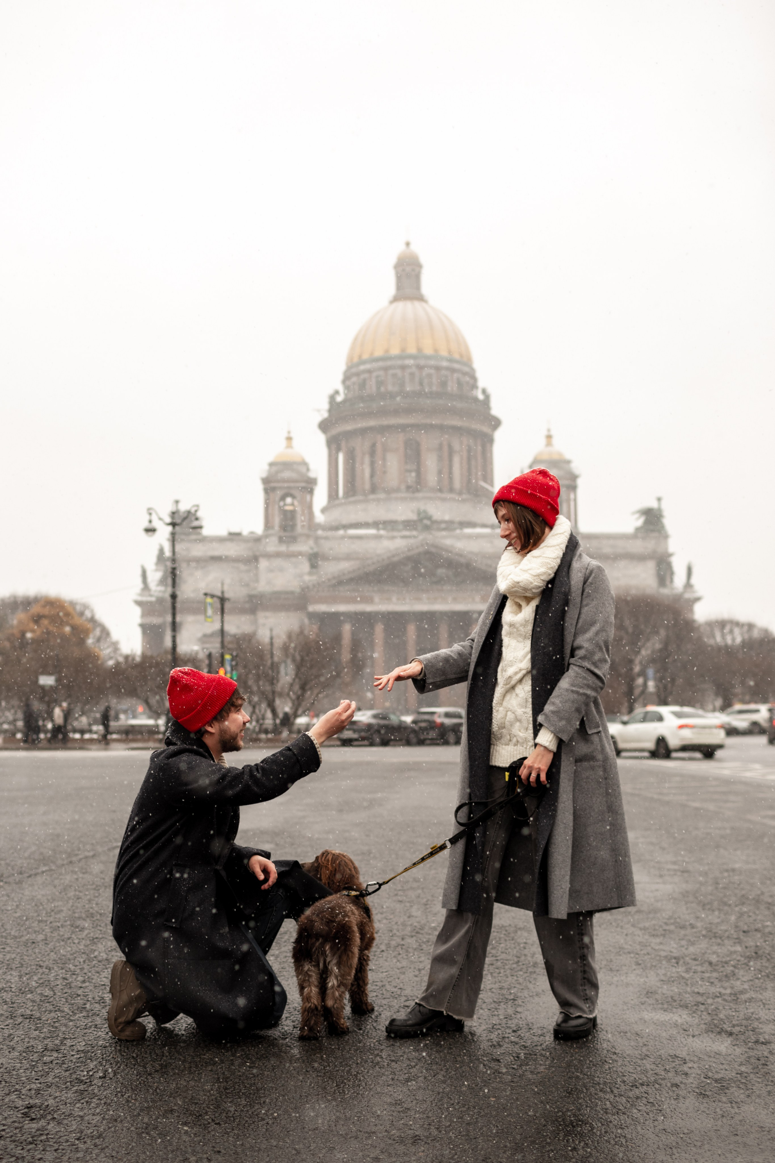 Парень сделал предложение девушке на фотопрогулке в Петербурге.