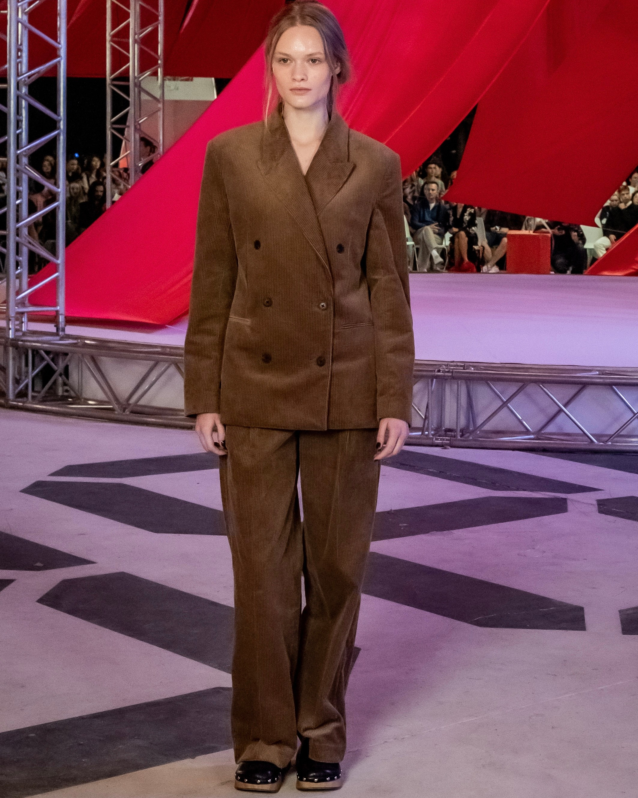 Показ Яндекс-маркет 04.09.2024. Фотосессии и репортаж — Фотограф в Москве — Рина Серёгина