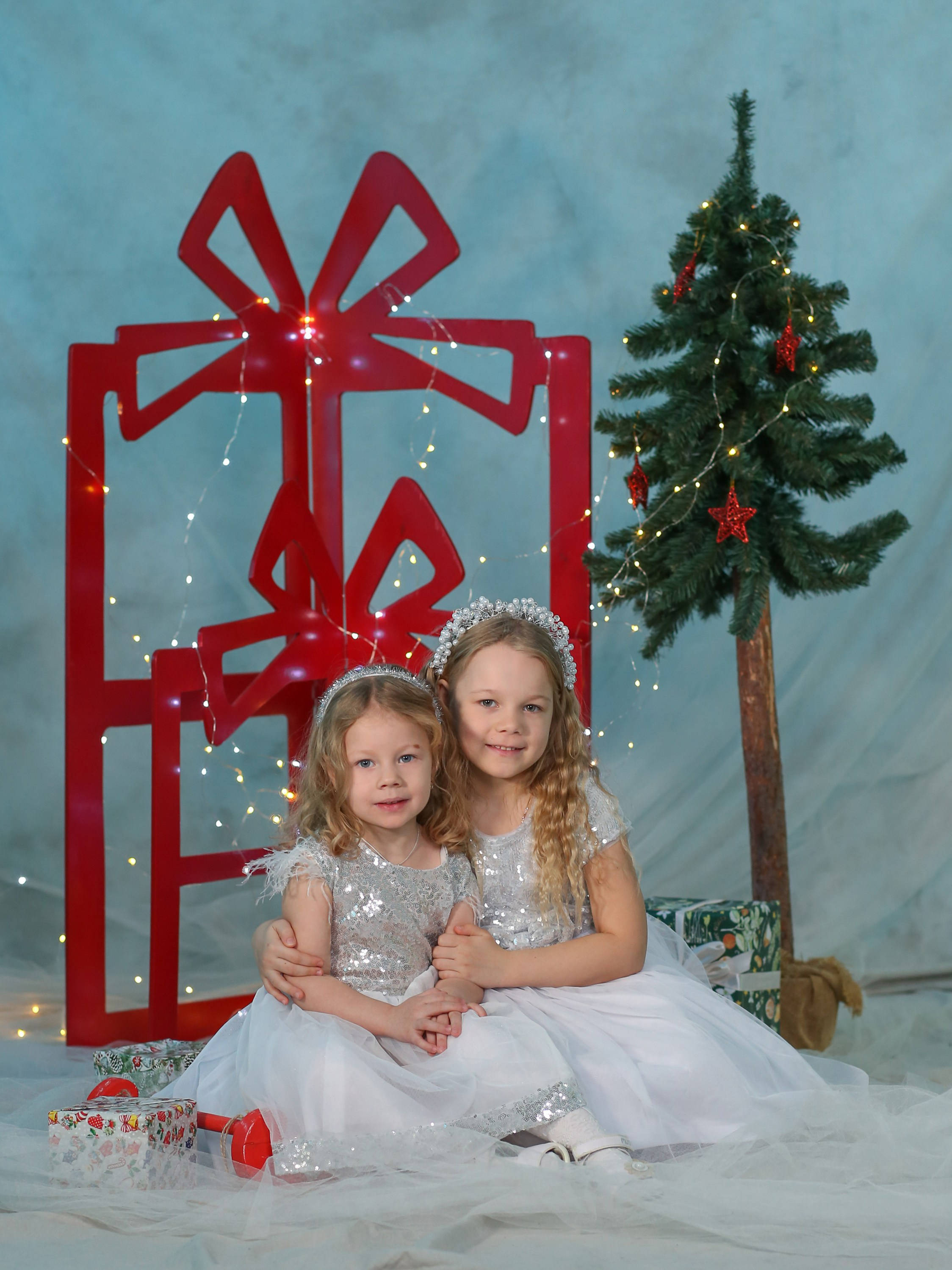 Общее фото в детском саду с выездным реквизитом в Тюмени. Выпускные альбомы в Тюмени для школ, садов, вузов спортивных секций