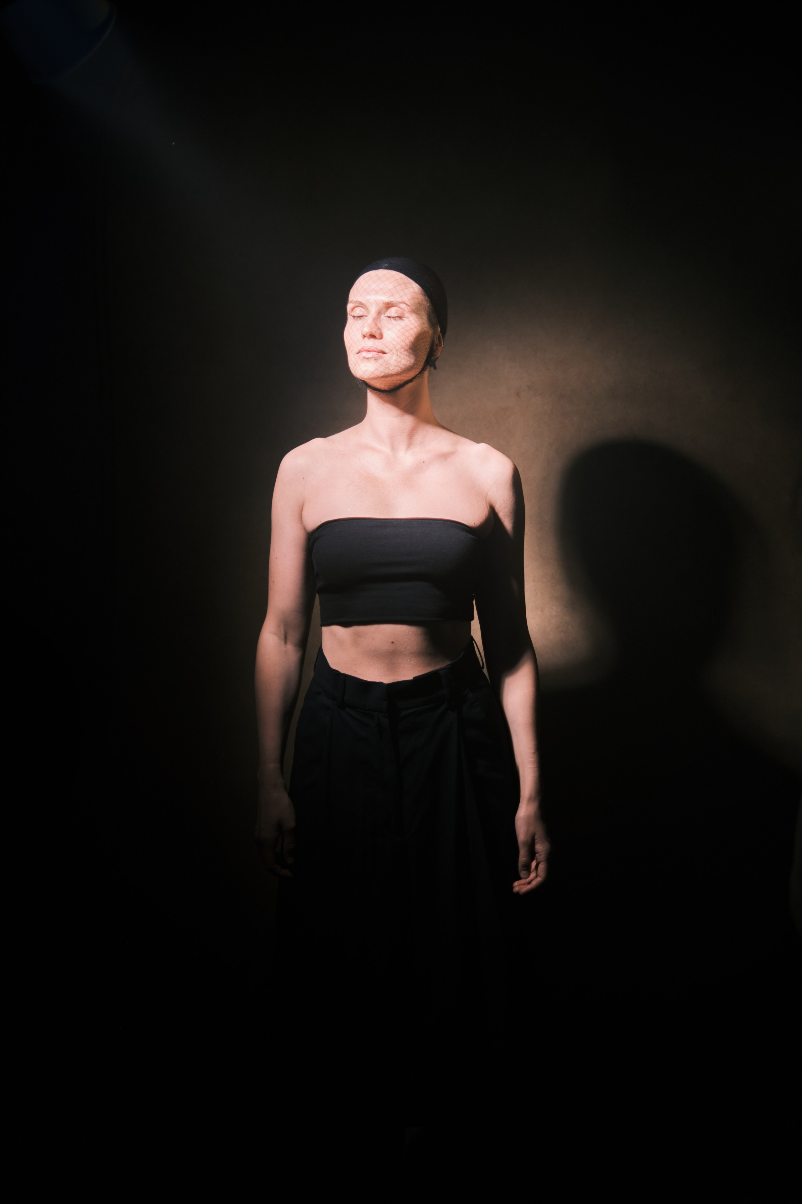 Художественный портрет в драматичном освещении