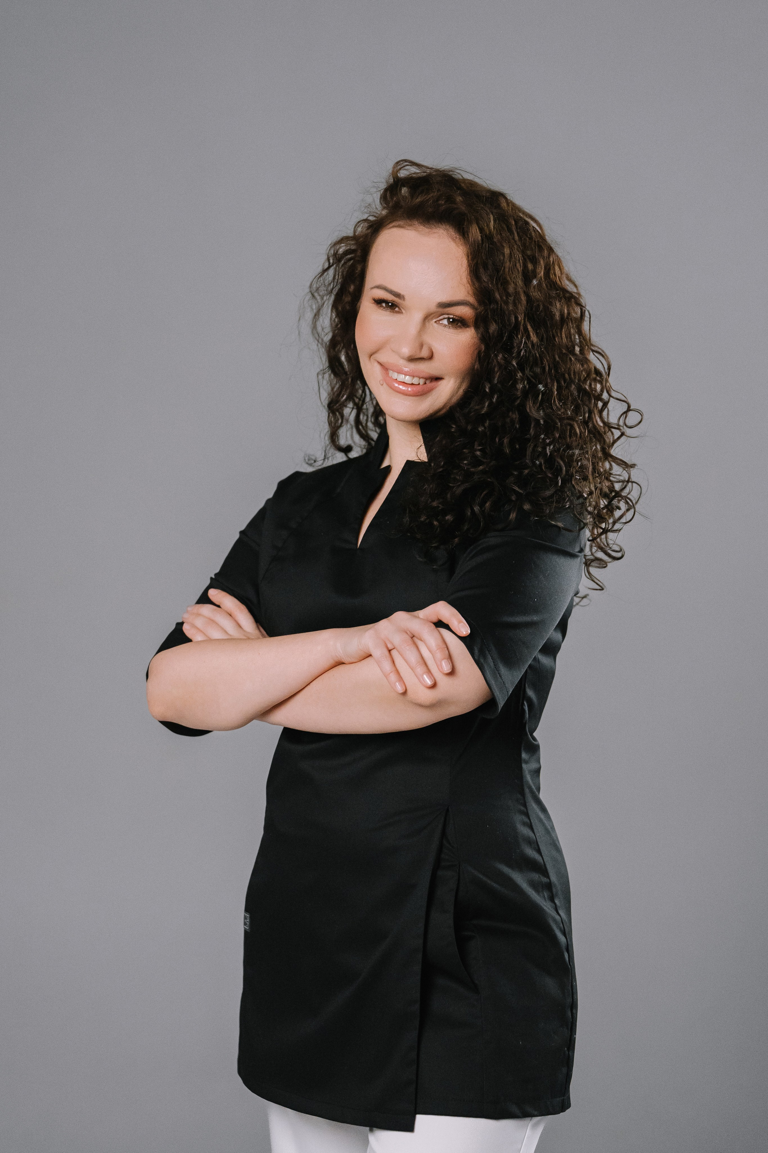 Девушка смотрит в камеру с уверенным взглядом, символизируя осознанное отношение к здоровью