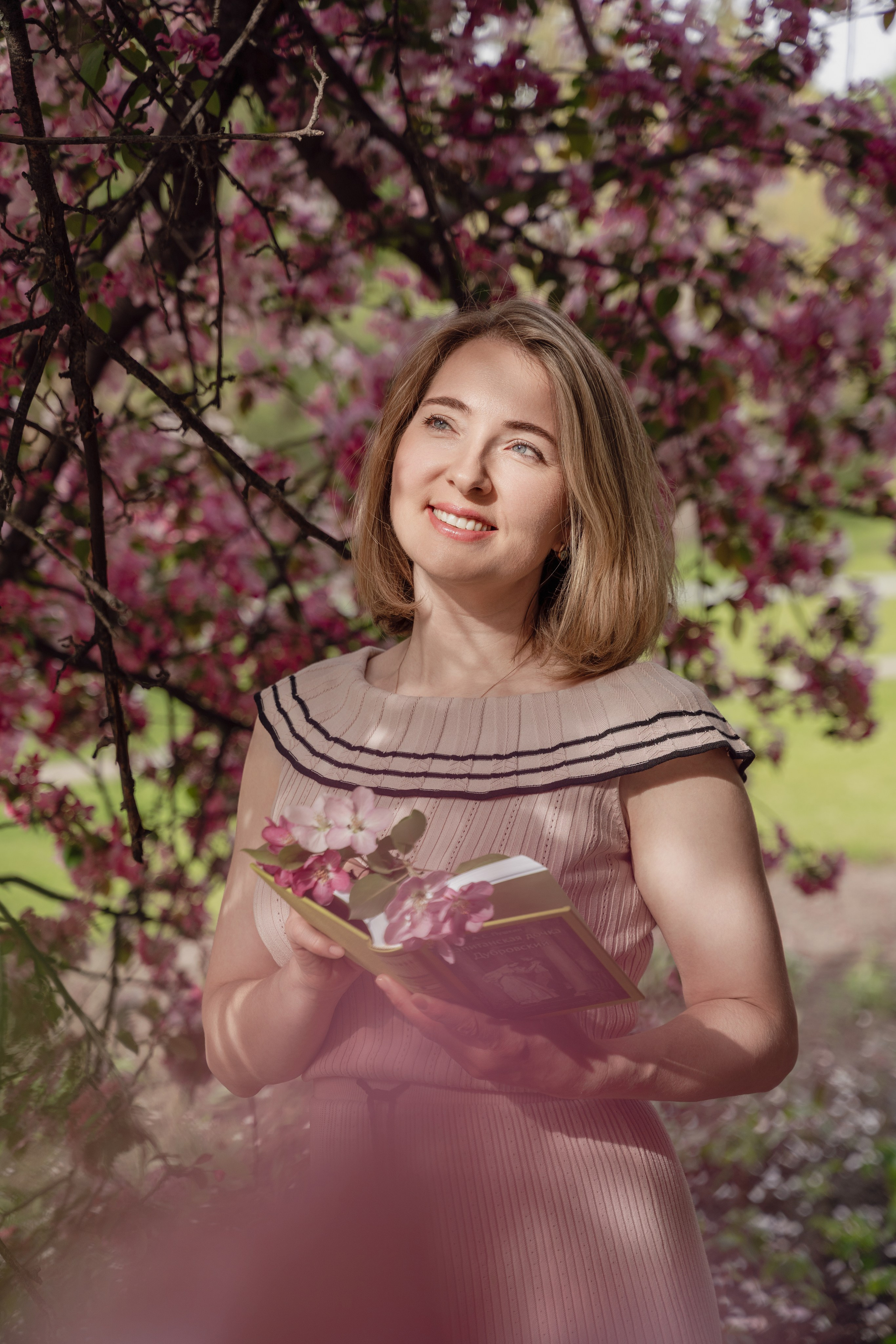 Девушка в ветвях яблони