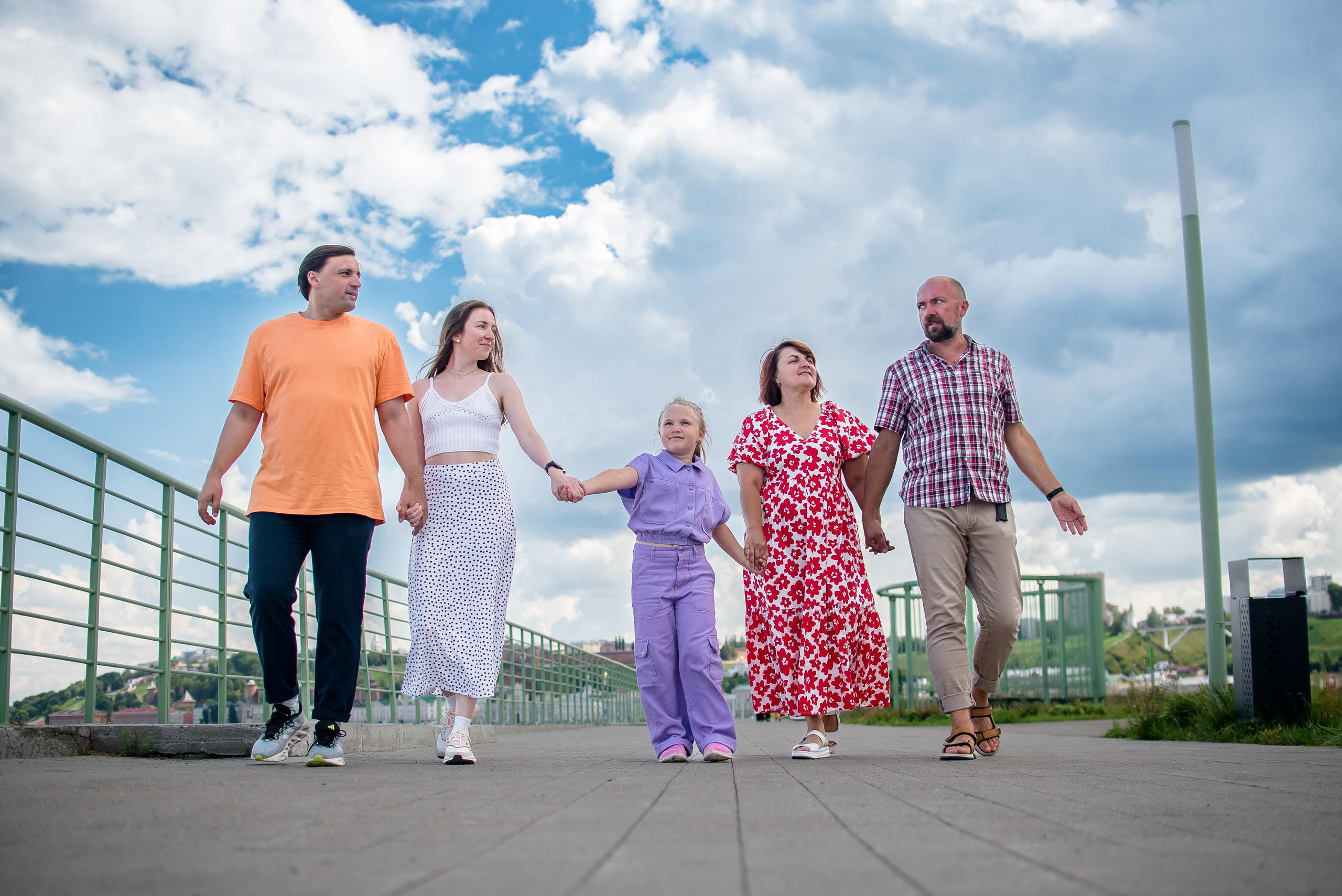 Семейная прогулочная фотосессия. Фотограф Макс Огурцов в Нижнем Новгороде