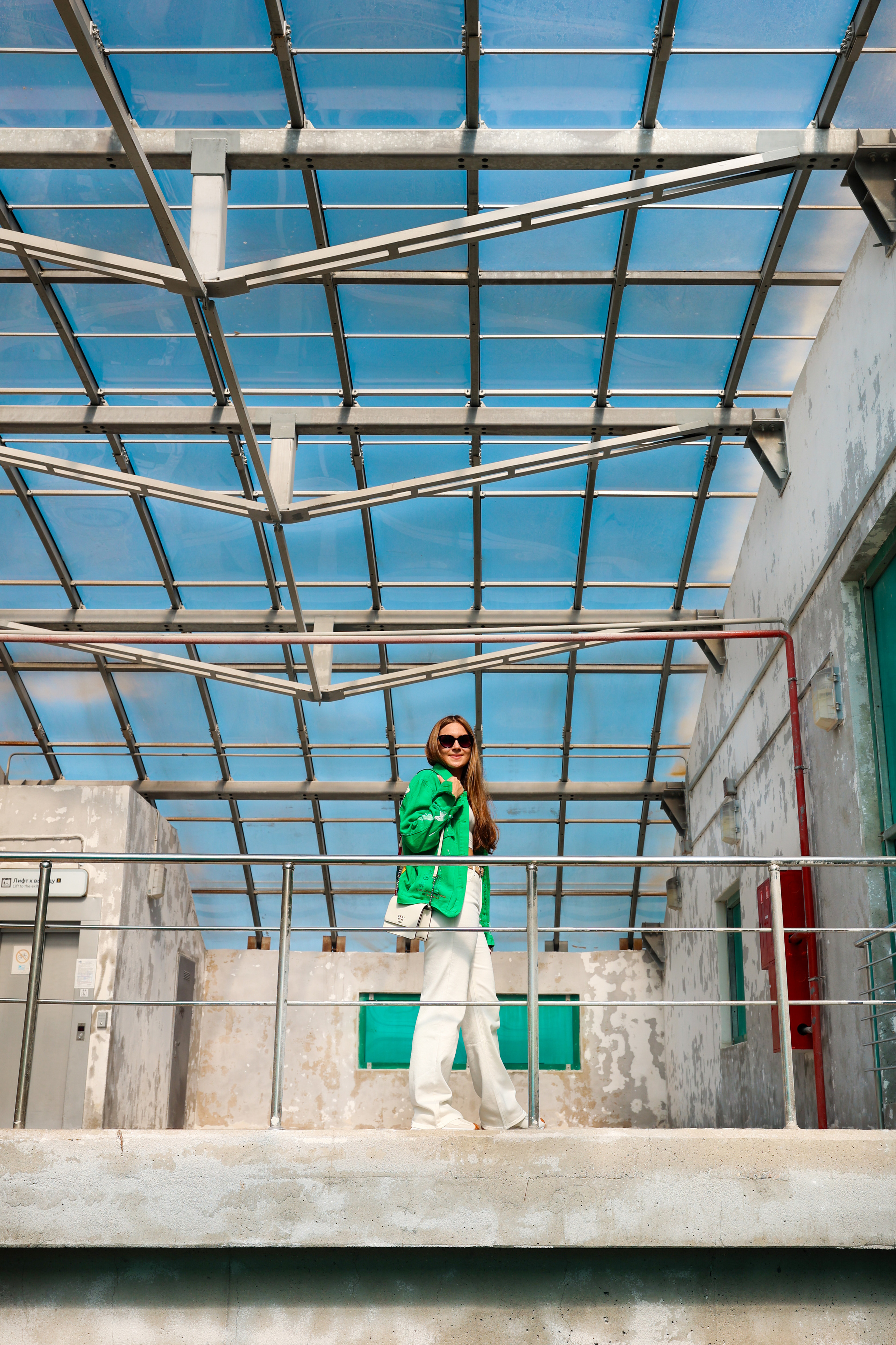 Ира на мосту. Оксана Ромашкина- семейный и ньюборн фотограф из Москвы