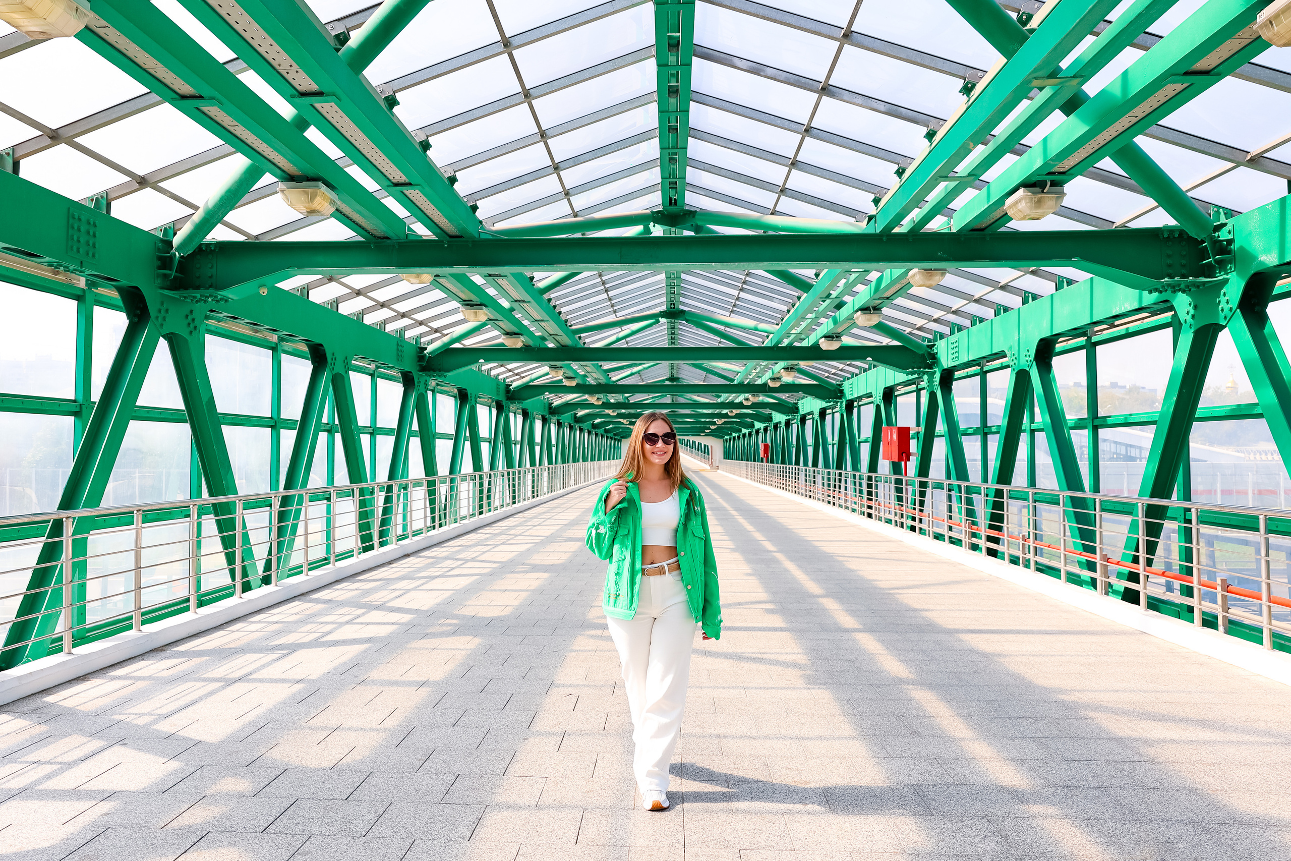 Ира на мосту. Оксана Ромашкина- семейный и ньюборн фотограф из Москвы