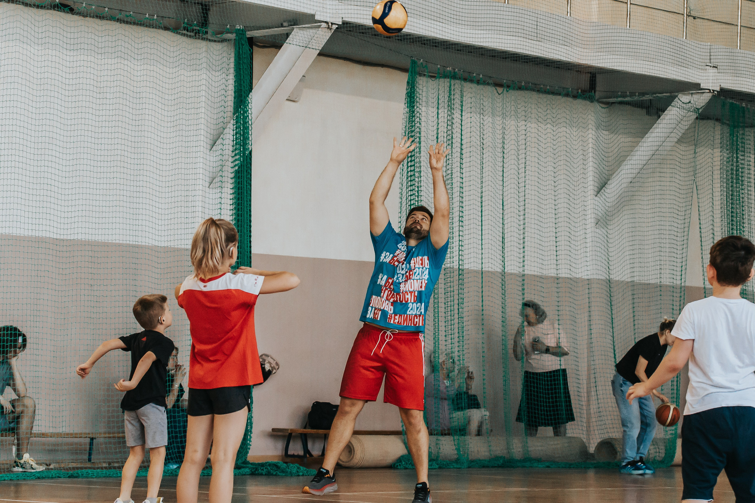 Репортажная спортивная съемка г. Королев стадион Металлист «папа, мама, я — спортивная семья». Юлия Егорова | Свадебный фотограф, семейный фотограф Москва, МО • Портреты • репортажи • день рождения • Love Story • дети