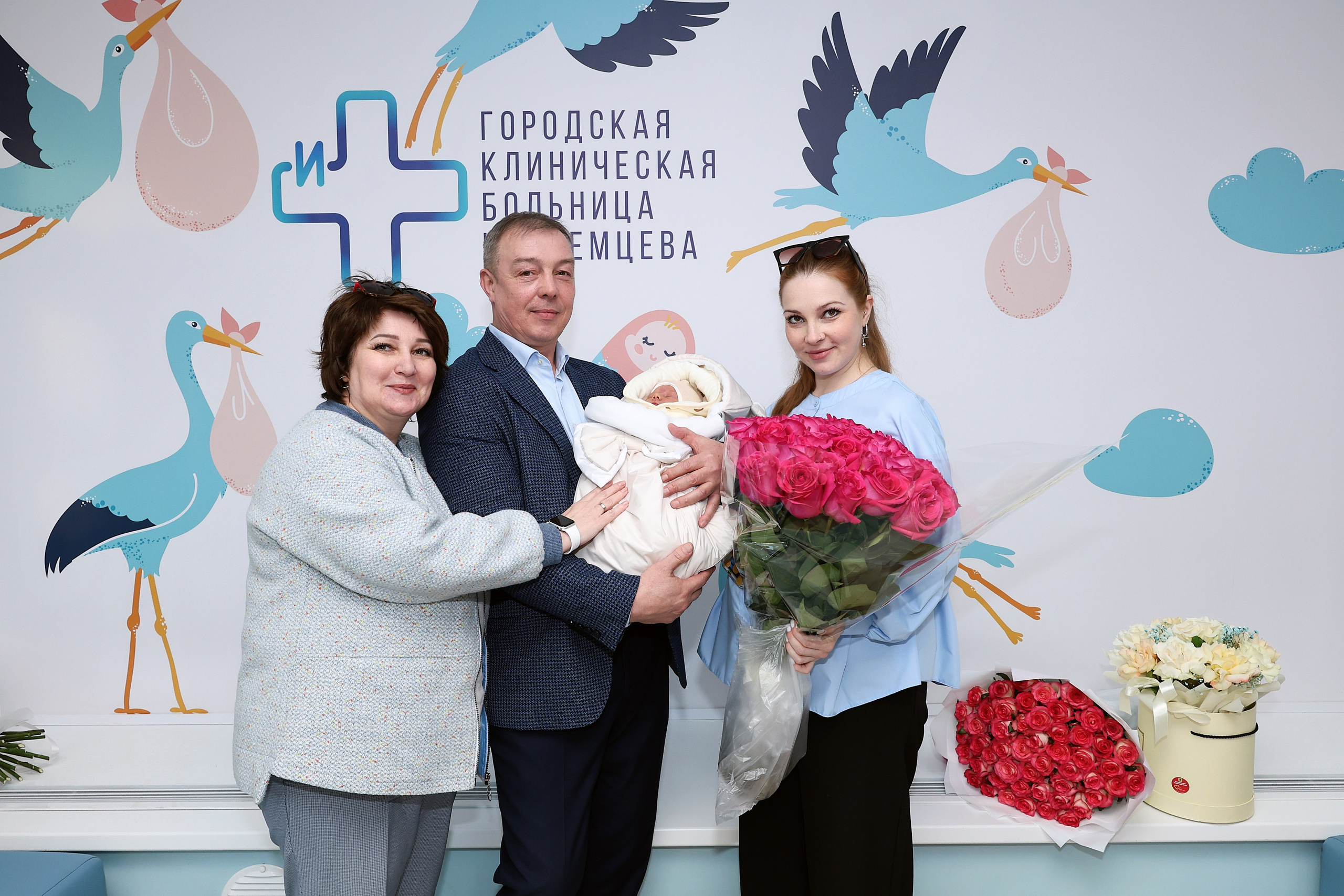 Съемка выписки из роддома Иноземцева на Фортунатовской. Фотосъемка выписки из роддома в Москве, заказать фотографа на выписку ньюборн съемка в роддоме newborn фотограф в Юдино