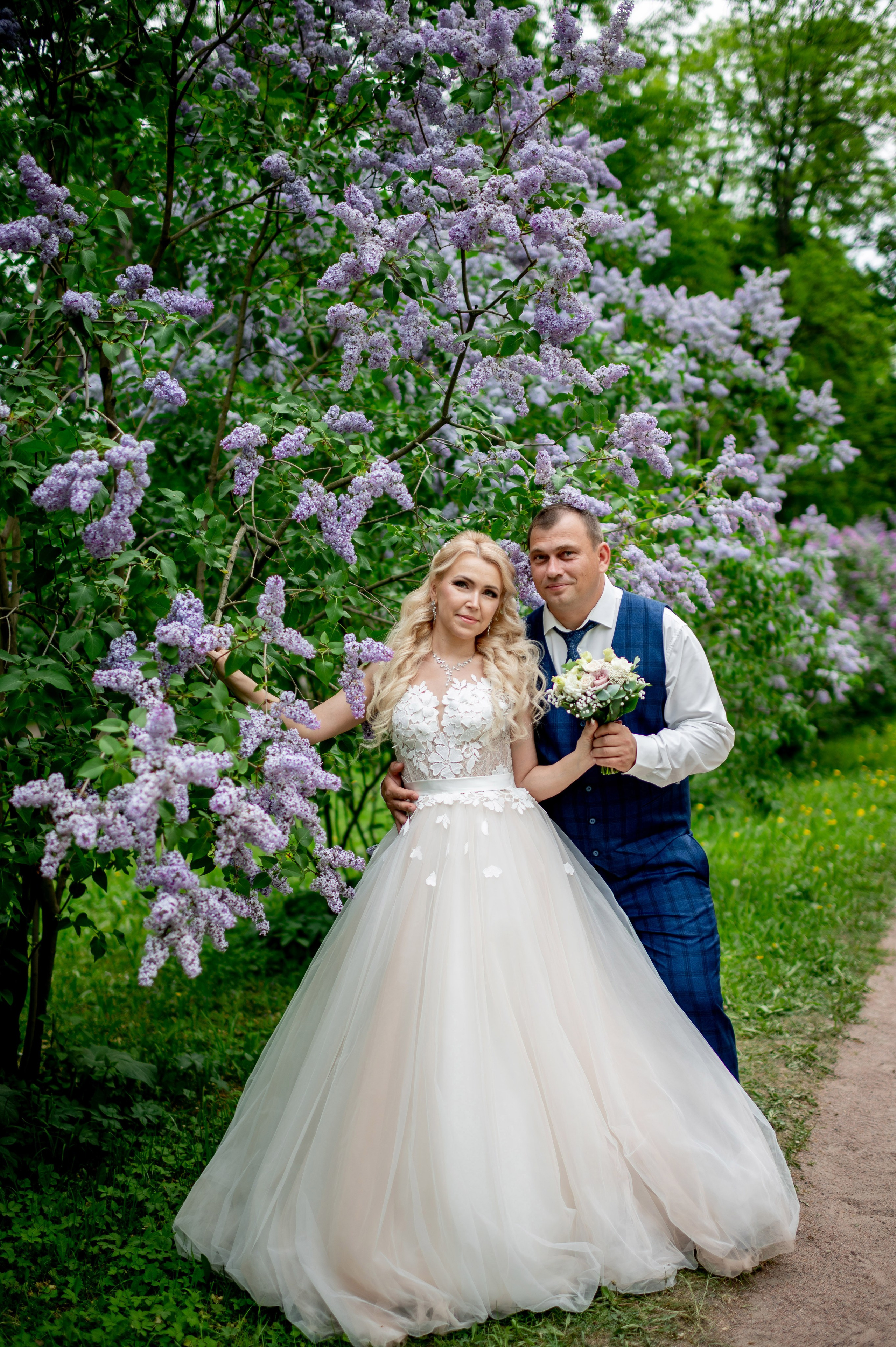 Евгения (фотосессия с малиновым chevrolet camaro, в сирени в Пушкине в Екатерининском парке). Портретный, семейный и свадебный фотограф в Санкт-Петербурге и в Пушкине Ширяев Денис