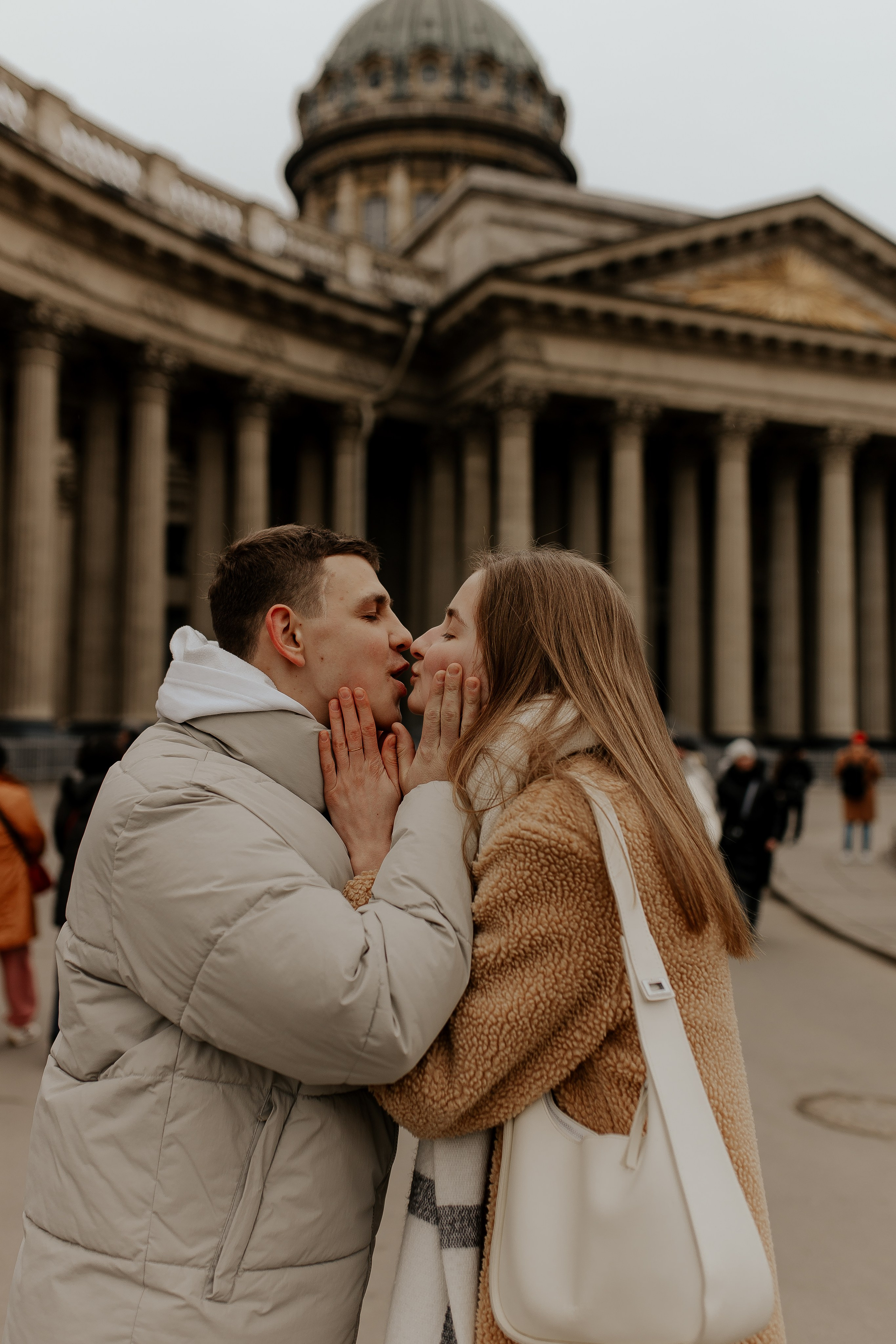 Лавстори у Казанского собора. Фотограф в Санкт-Петербурге Лиза Семченкова