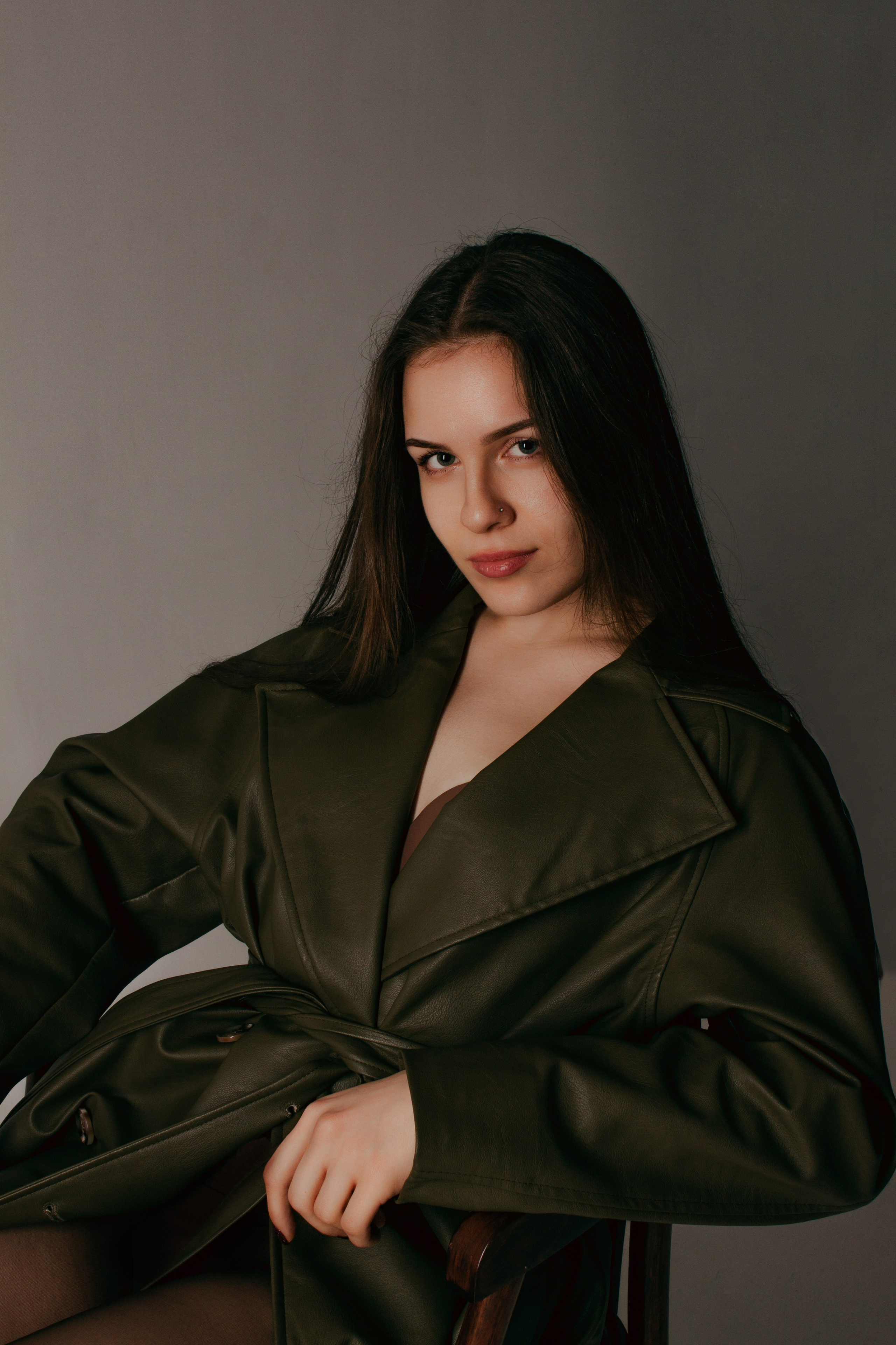 Стильная томная фотосессия в студии в зеленых цветах в тренче. Фотограф Наталья Воронина Москва