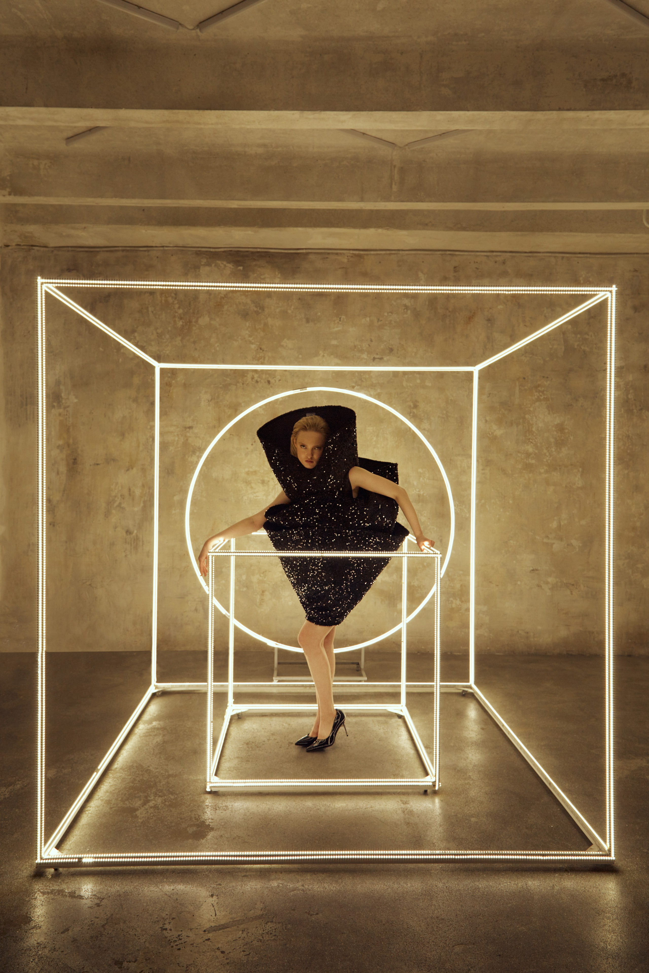 Девушка в в черном платье в пайетках. Футуристичная мода