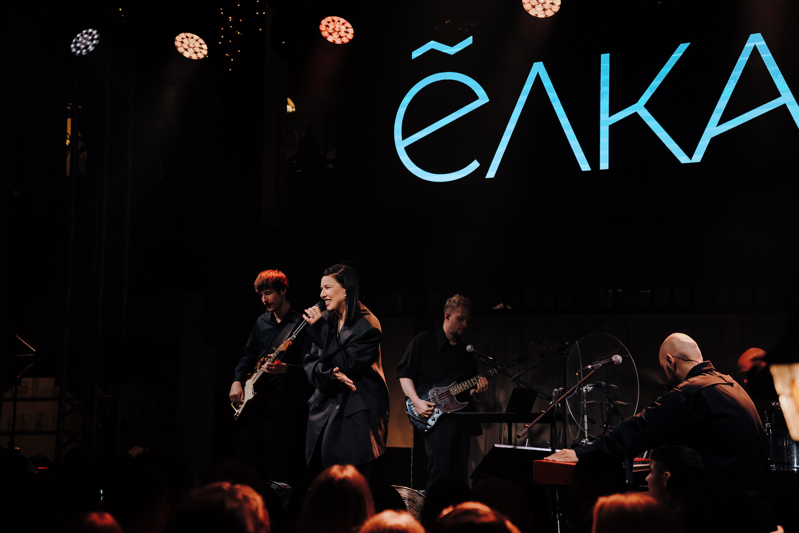 20 ЛЕТ МЕГАПОЛИС ЧЕЛЯБИНСК ХЕДЛАЙНЕР ЕЛКА. Репортажный фотограф Зуев Роман г. Челябинск