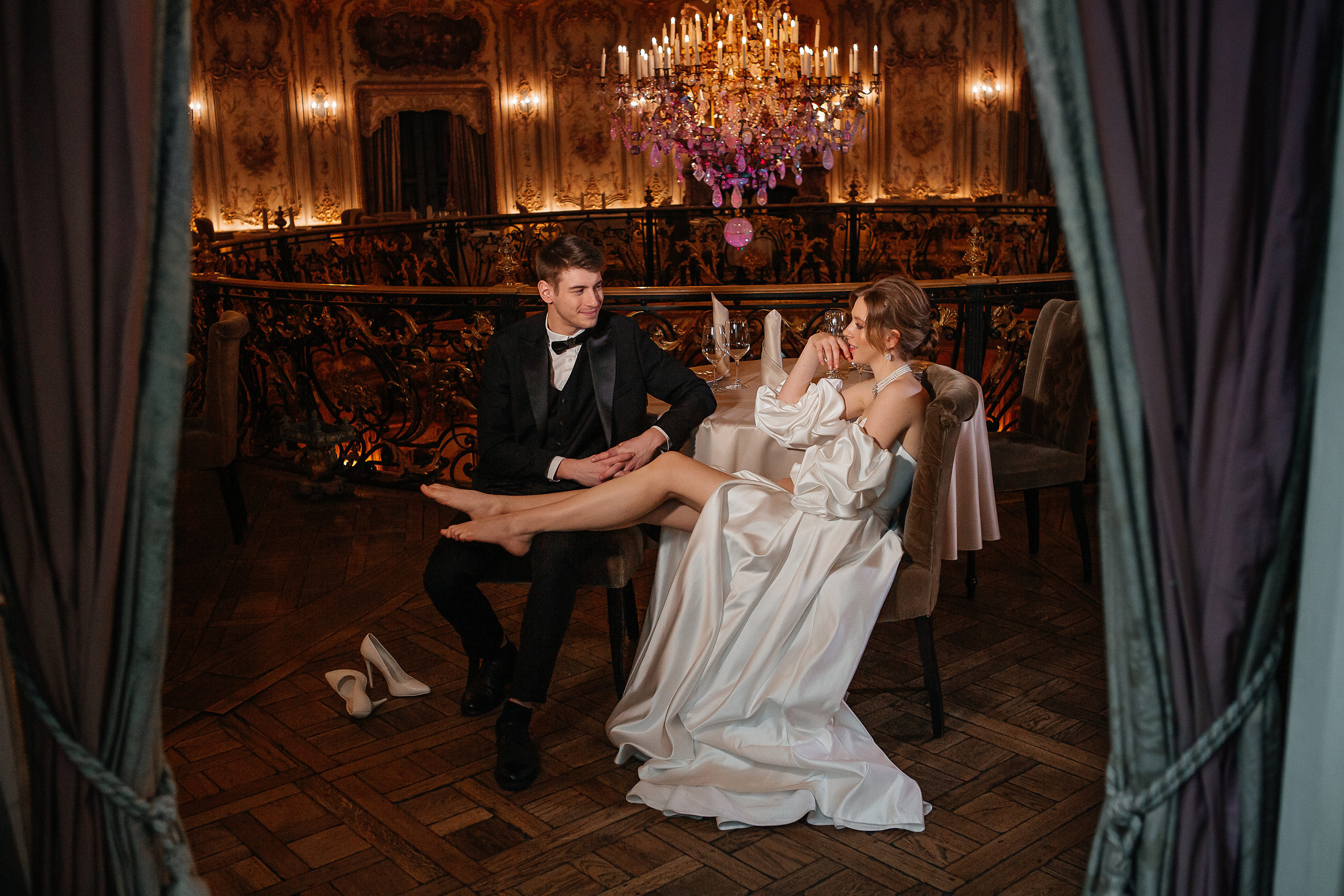 Свадебная фотосессия в ресторане Турандот. Свадебный фотограф в Москве Дарья Олендарёва