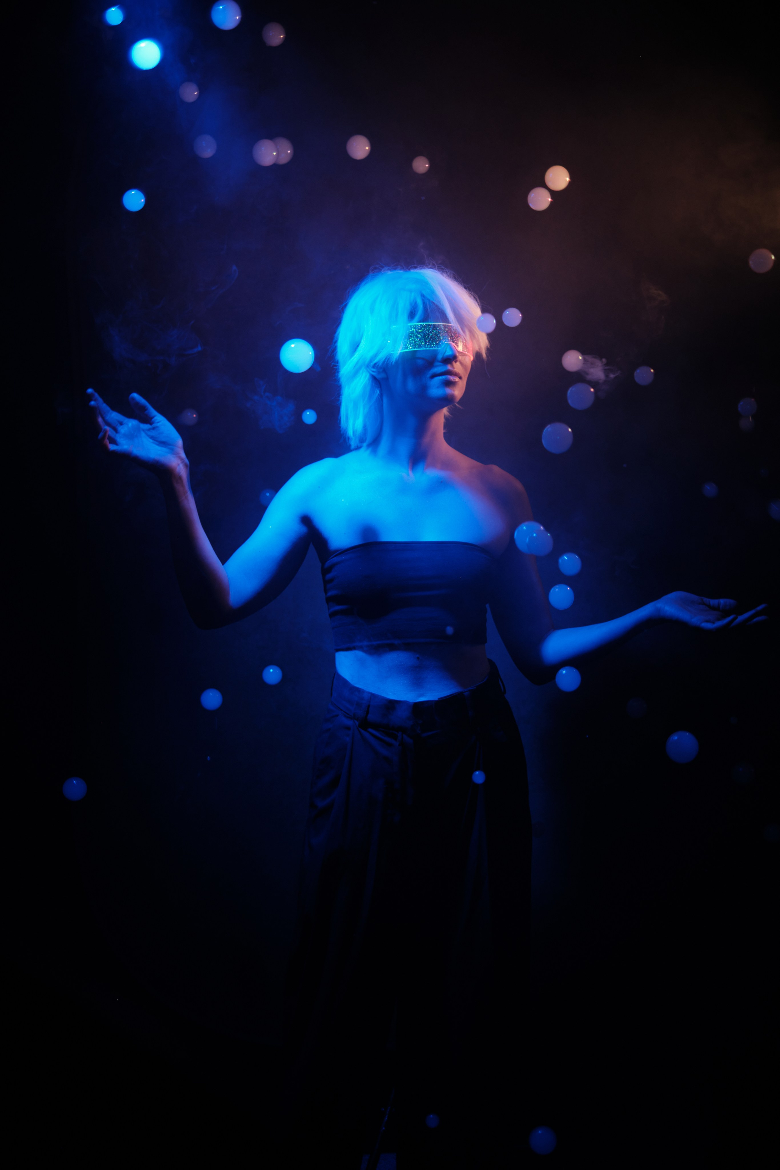 Портрет в духе Киберпанк-театра с мыльными пузырями