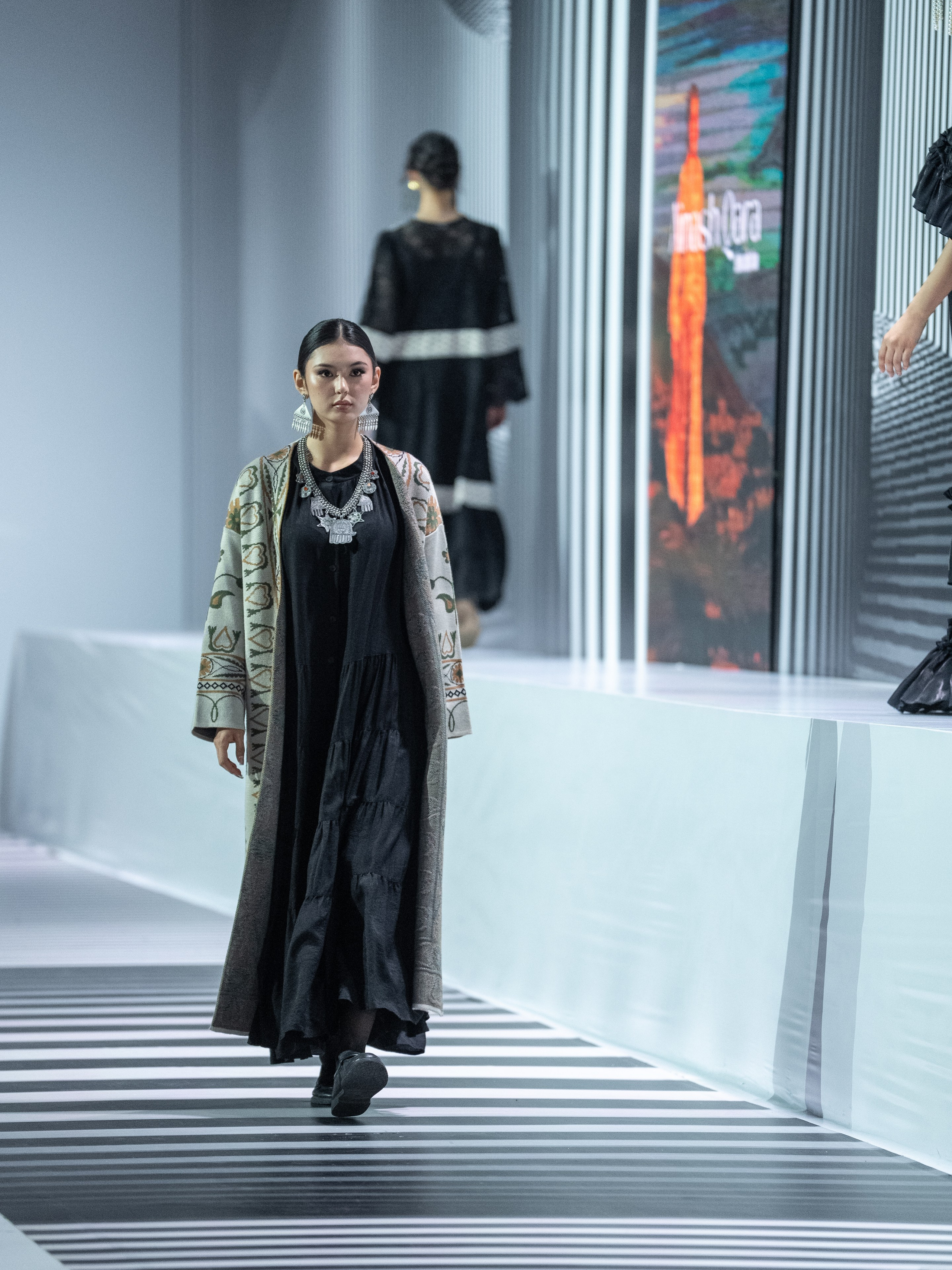 Brand AINASH QARA. Сайт Алматинского НЮ АРТ, будуар и фэшн фотографа Дениса Карпенко