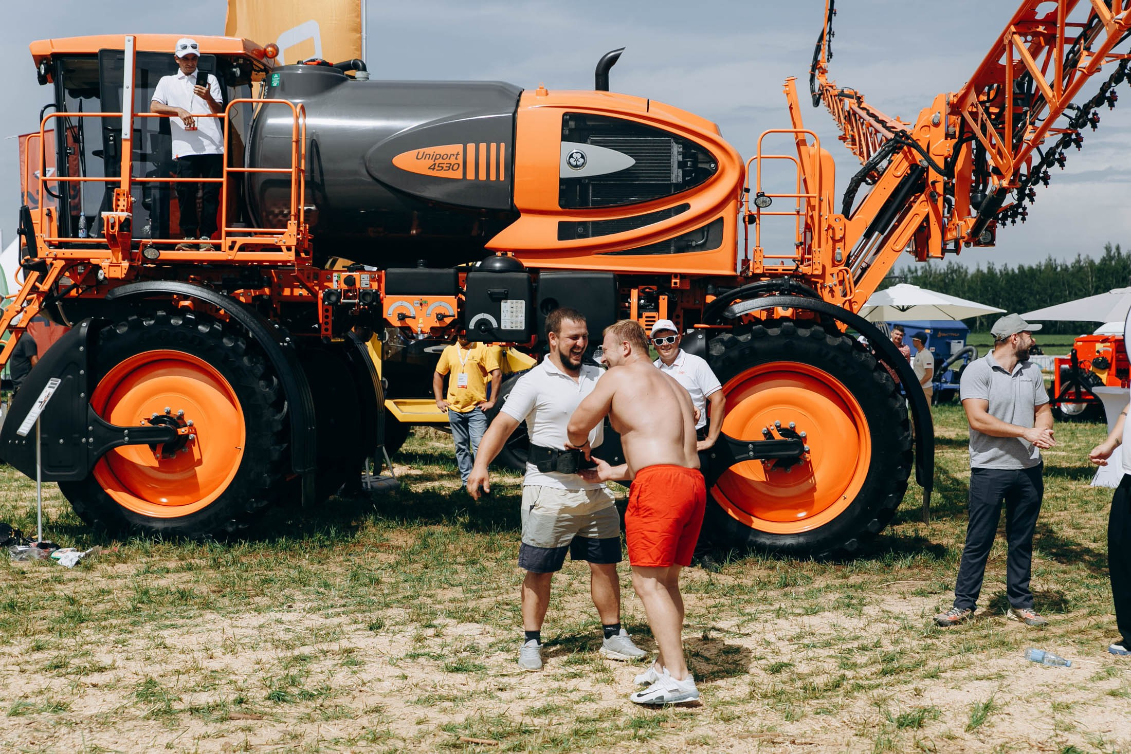 День поля, пожалуй, главное событие в аграрном календаре области и традиционное. Собирает аграриев более 10 лет. Второй год выставку дополняет форум. Так, в первый день обсудили готовность к уборочной и её ход, логистику поставок сельхозтехники, экспорт продукции, обеспеченность семенами отечественной селекции.