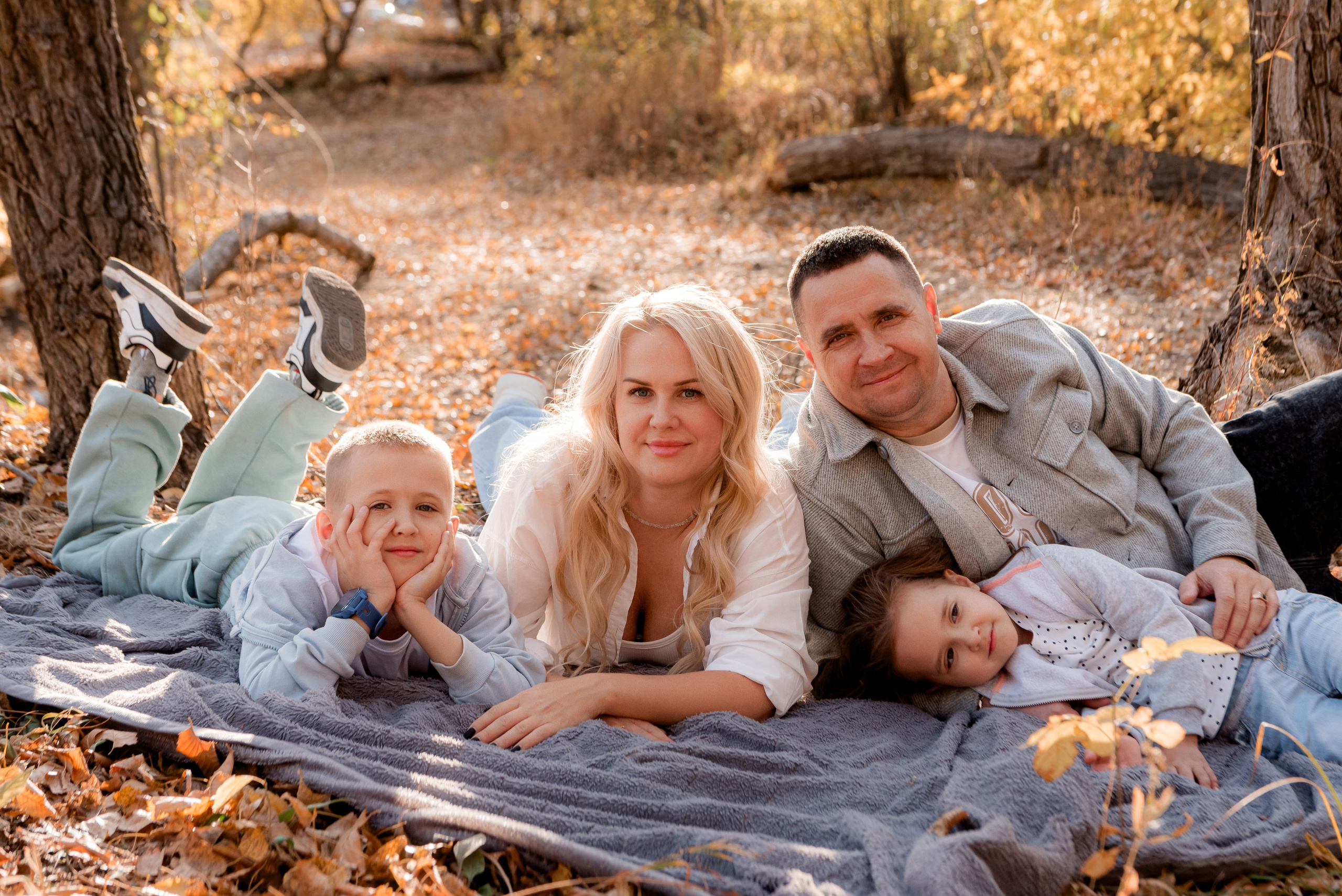 Семейный портрет лёжа на пледе в парке Волгограда. 