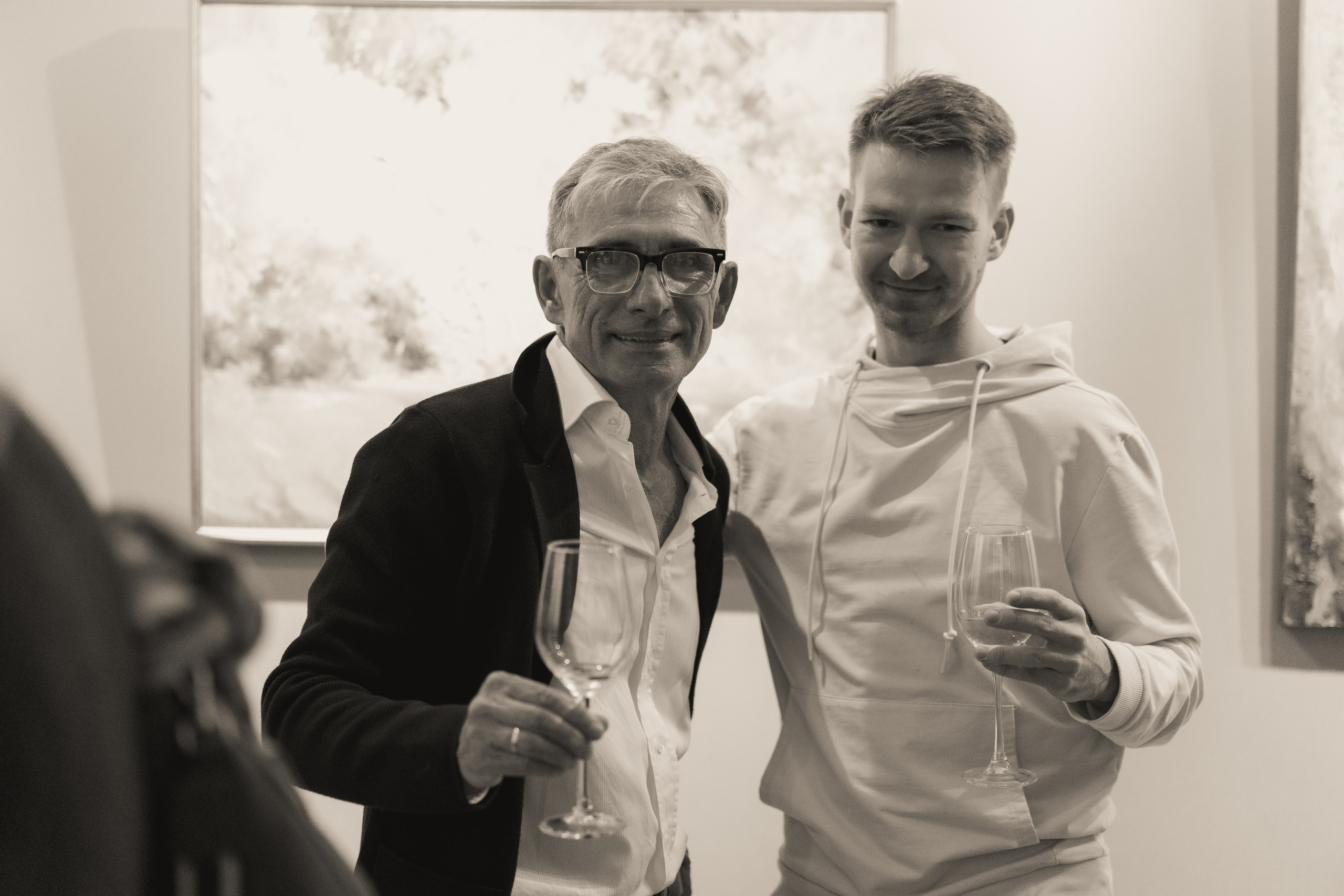 Съёмка открытия вытсавки художника Ильи Даньшина. Лиза Фирстова — самый добрый фотограф