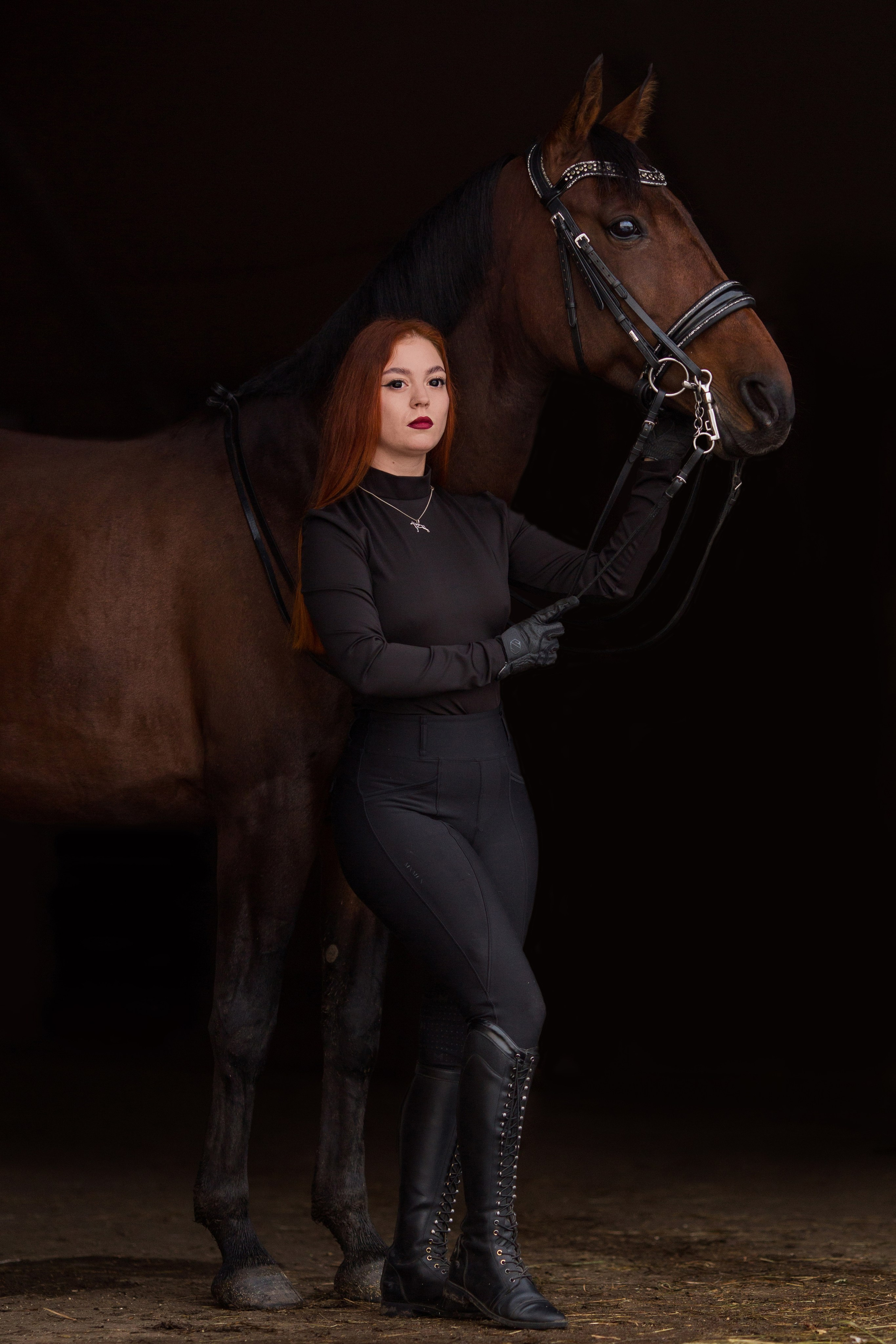 Фотосессия с лошадью в конюшне