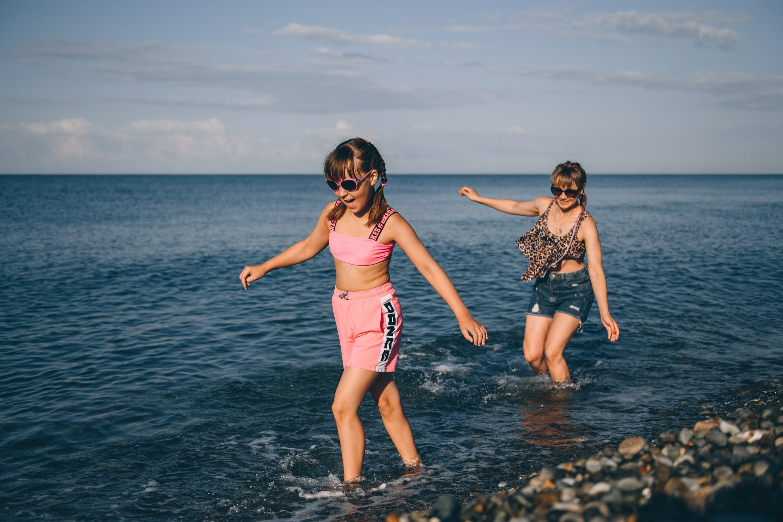 Мама и дочка, рассвет на пляже Бархатные Сезоны. Свадебный и семейный фотограф София Невская