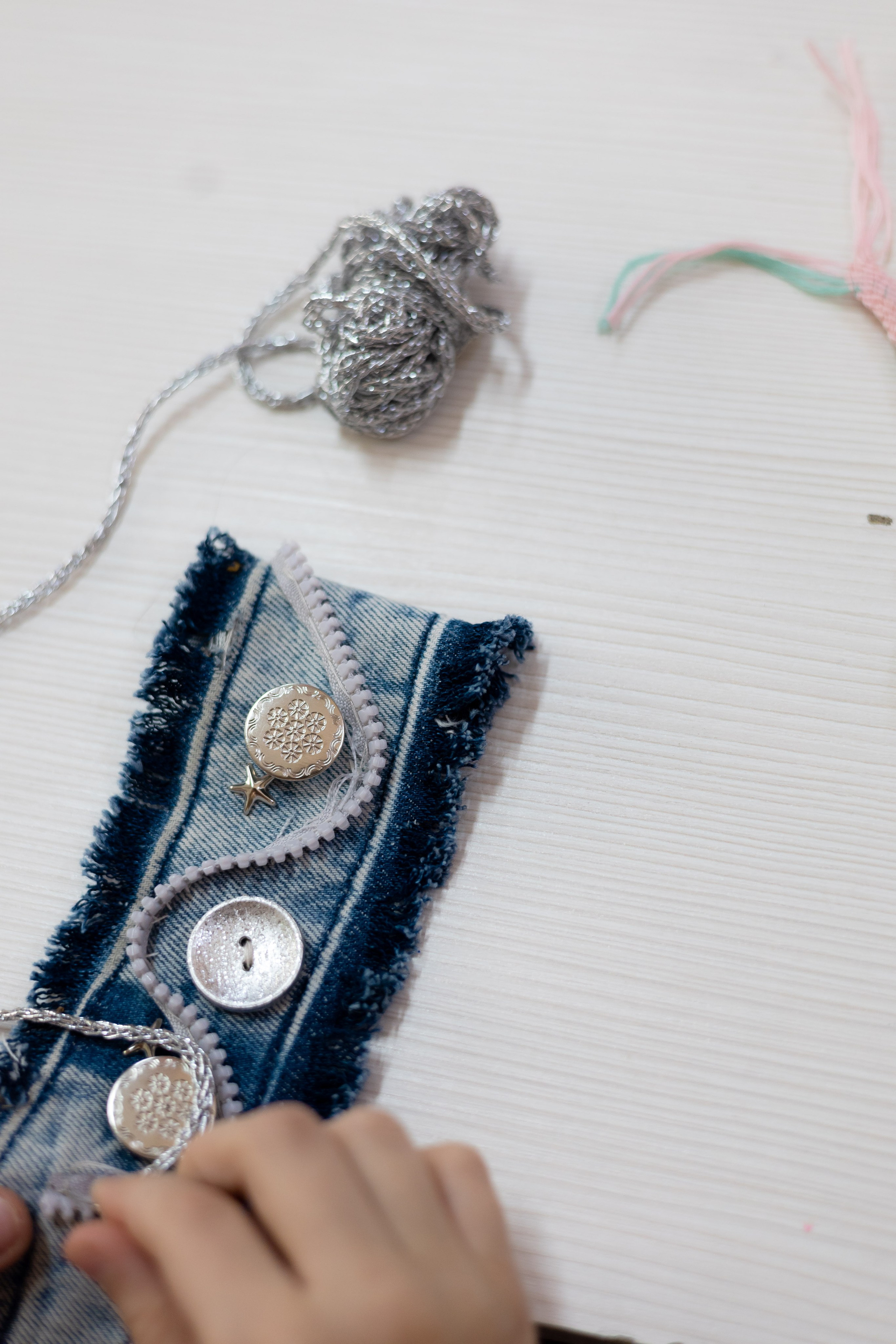 Браслеты из джинсы — мастер-класс по шитью для девочек. Владивосток. Школа для девочек во Владивостоке — Само Совершенство
